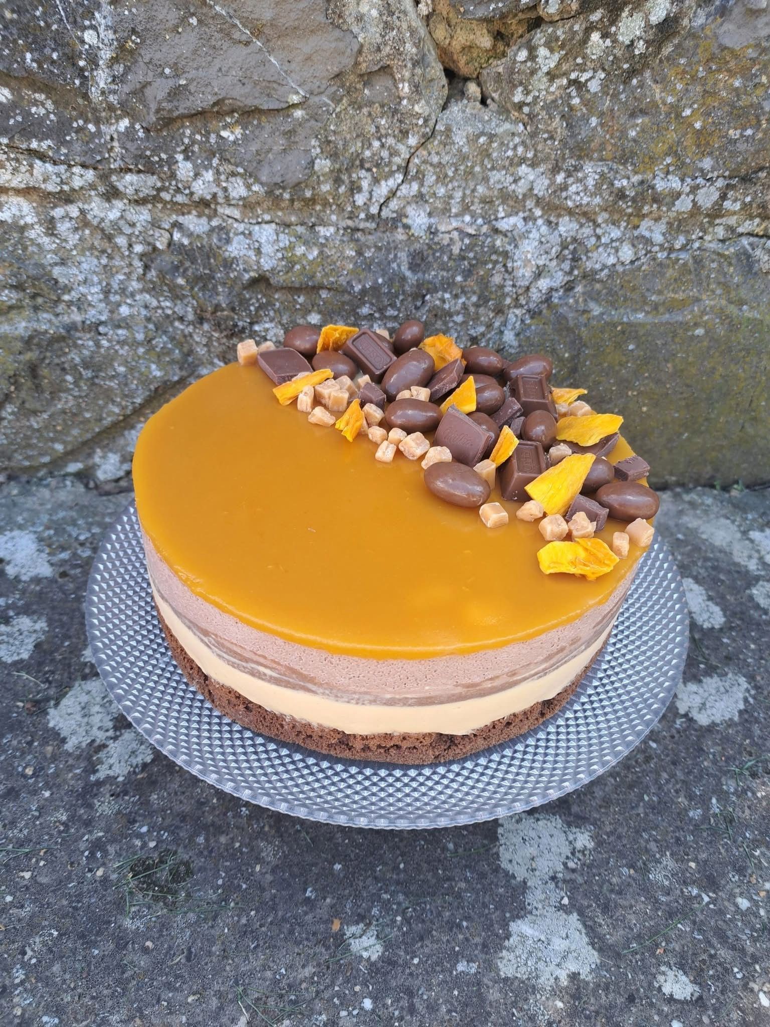 Nesquik torta vajkaramellel, csokoládéval és naranccsal