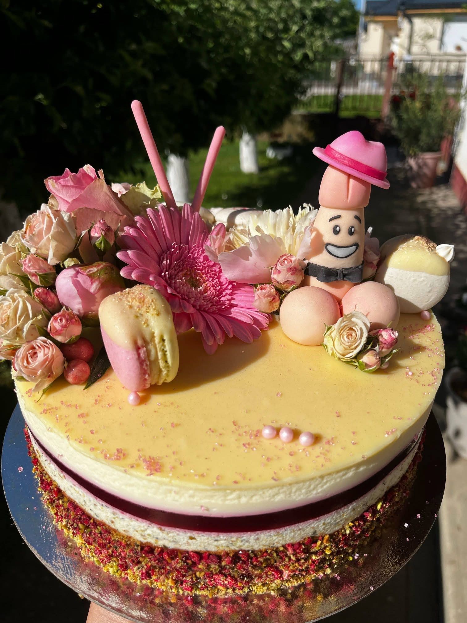 Fehércsokis pisztáciás torta málnával (Alattyán tortája 2021.)