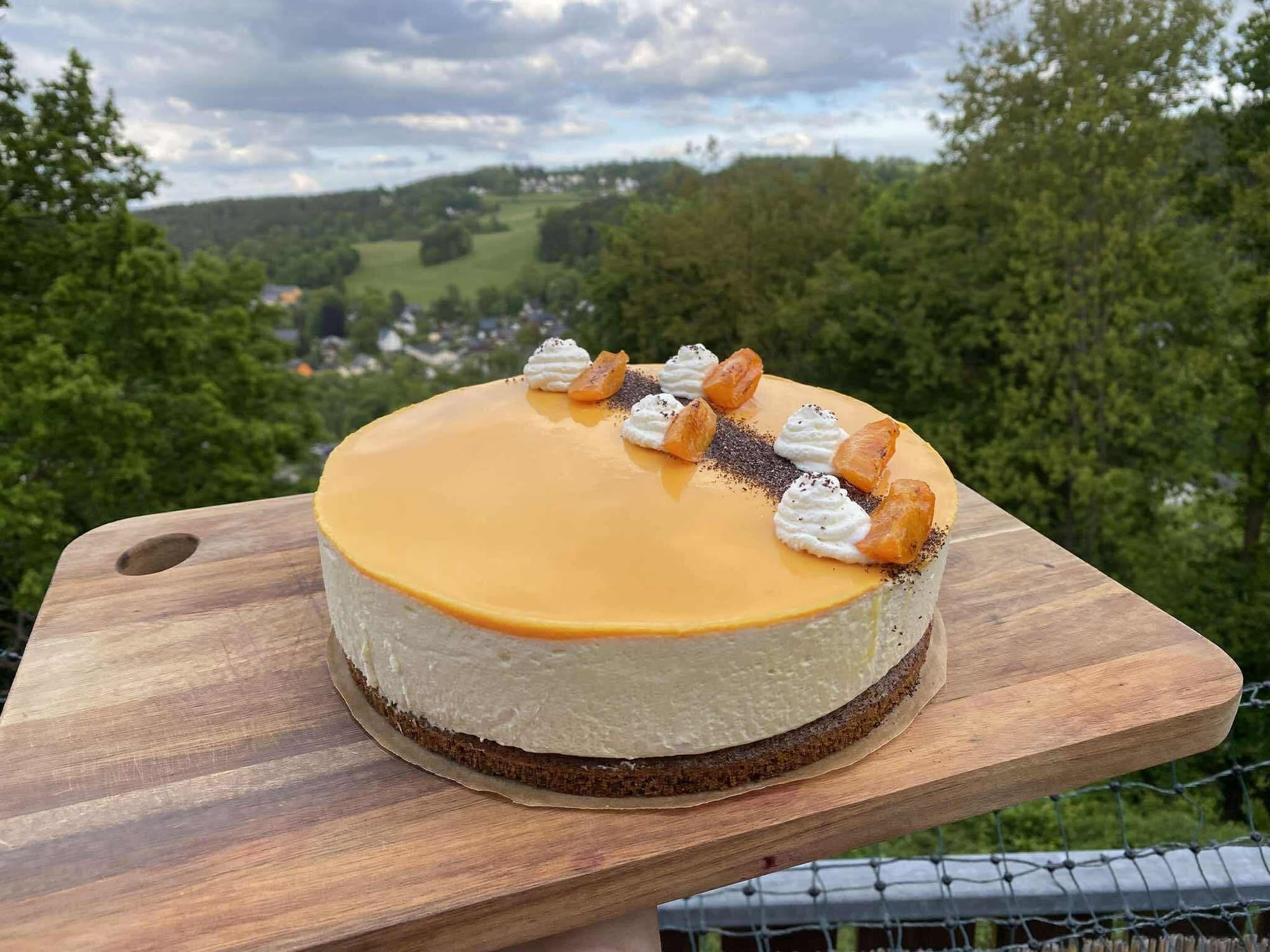 Karamellizált fehércsoki torta mákkal, sárgabarackkal