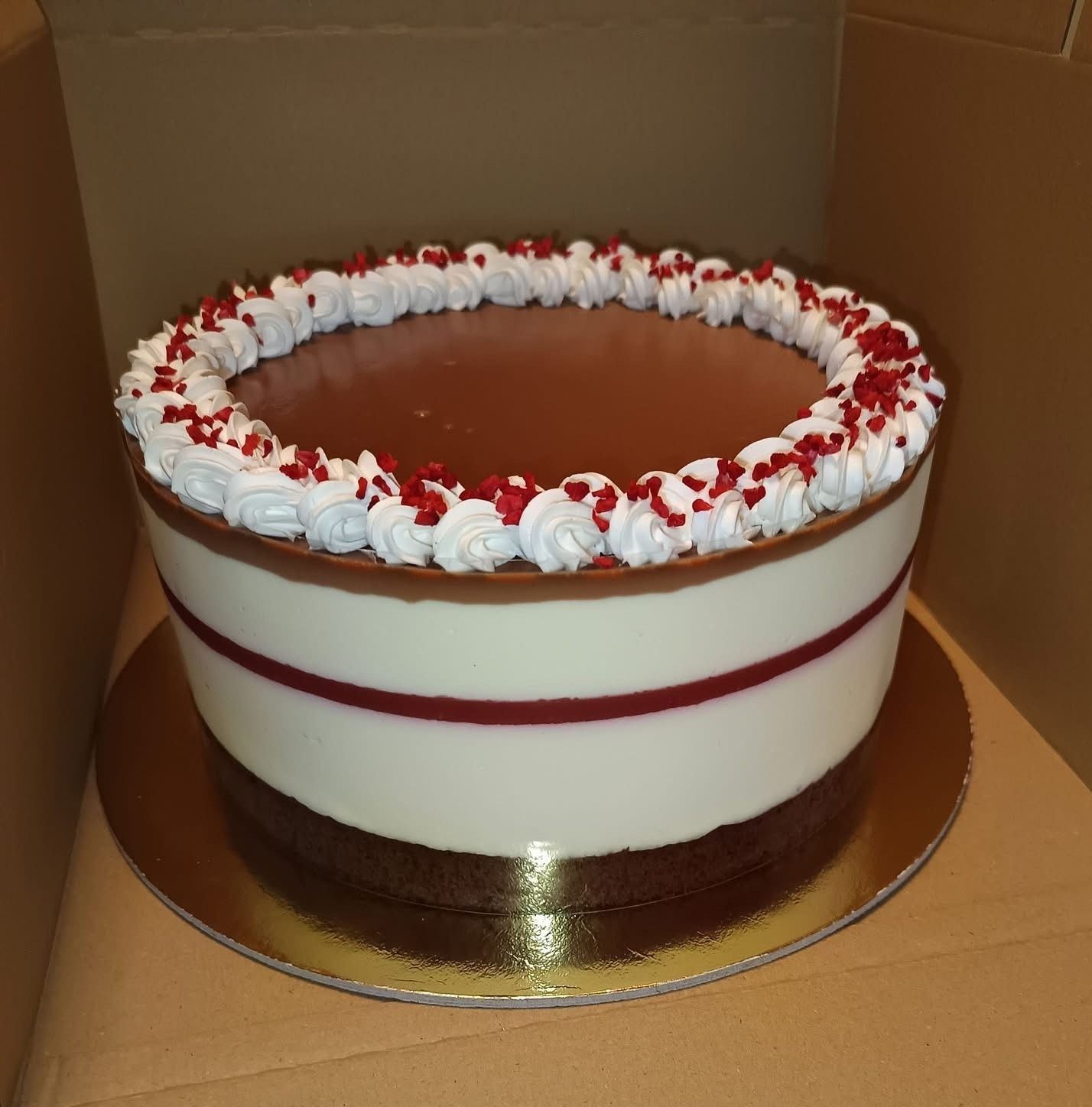 Fehércsokis túrókrém torta málnával
