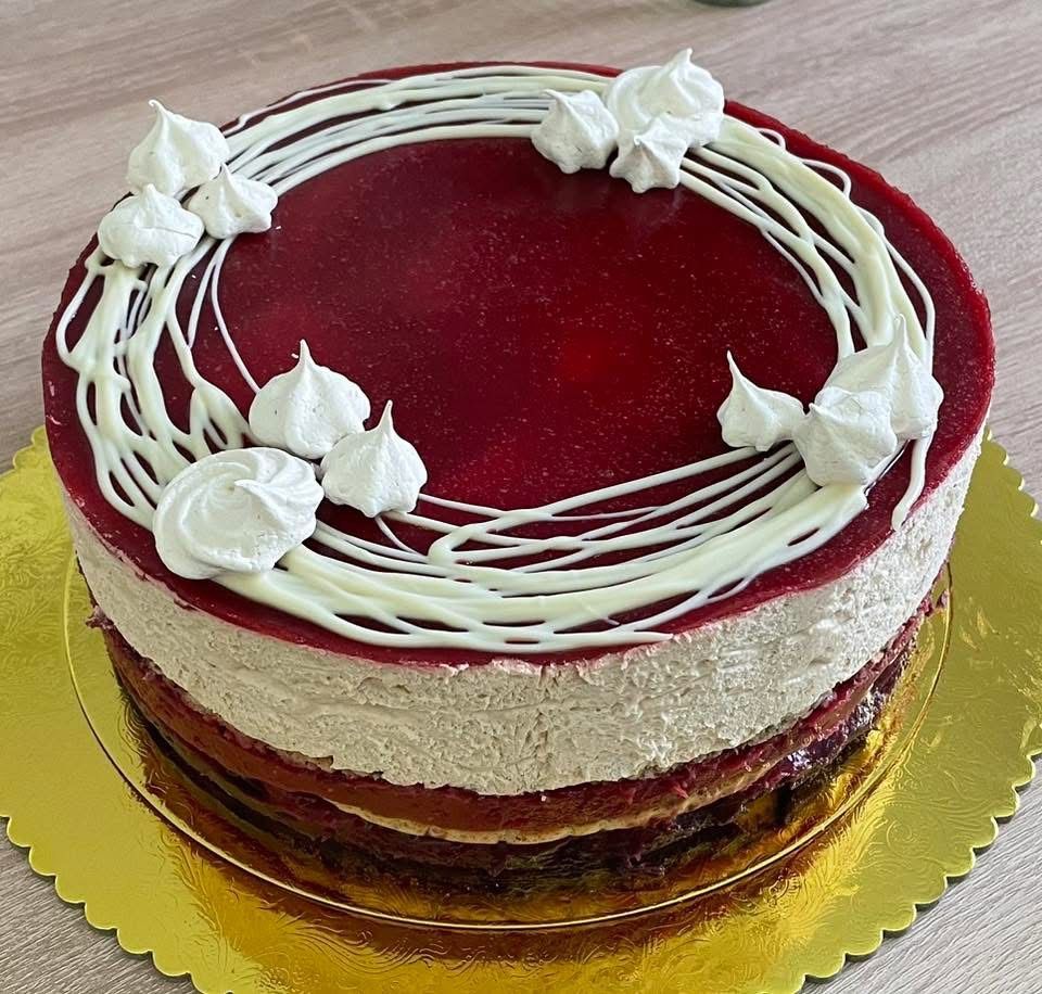 Karamellizált fehér csoki torta piros gyümölccsel