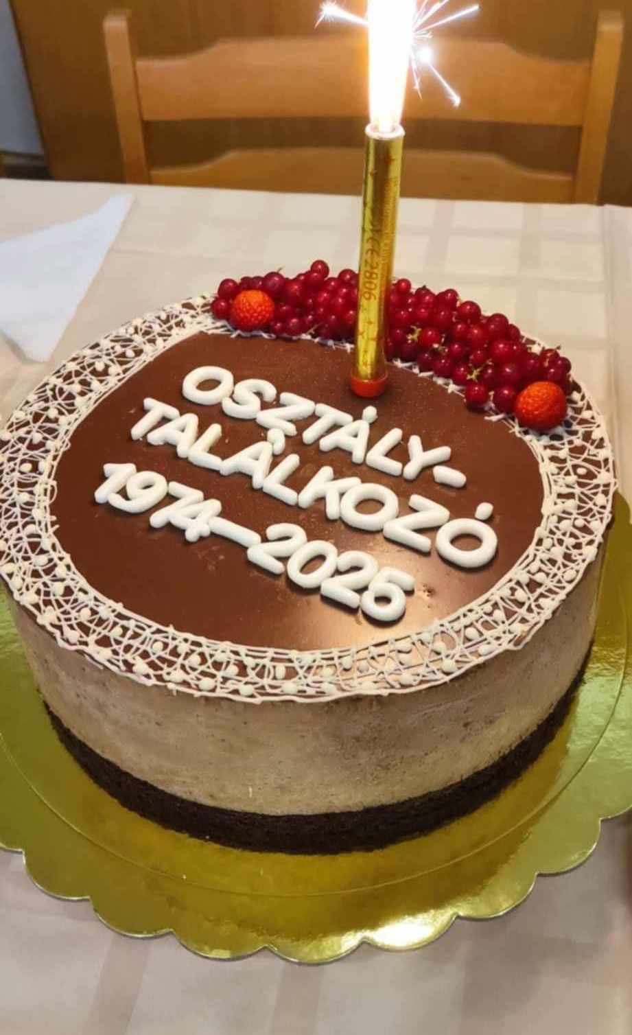 Egyszerű gyümölcsös csoki torta