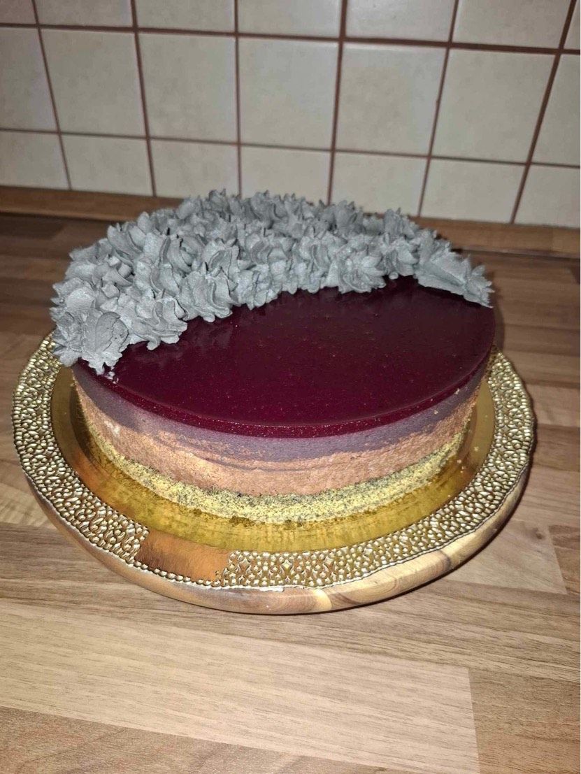 Fekete szezámos - szedres torta csokival