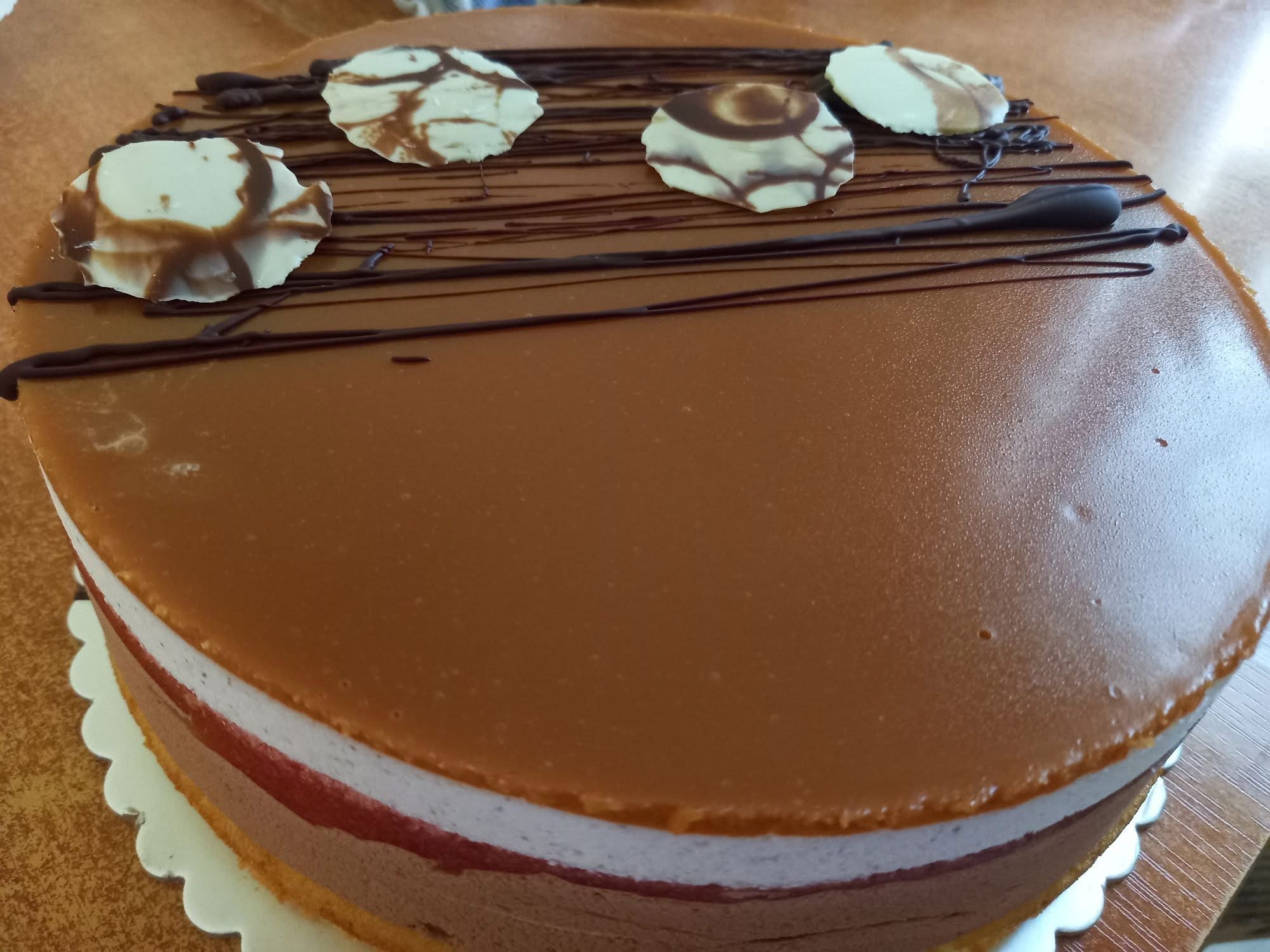 Csokis vaníliás torta eperrel, és karamellel :-)