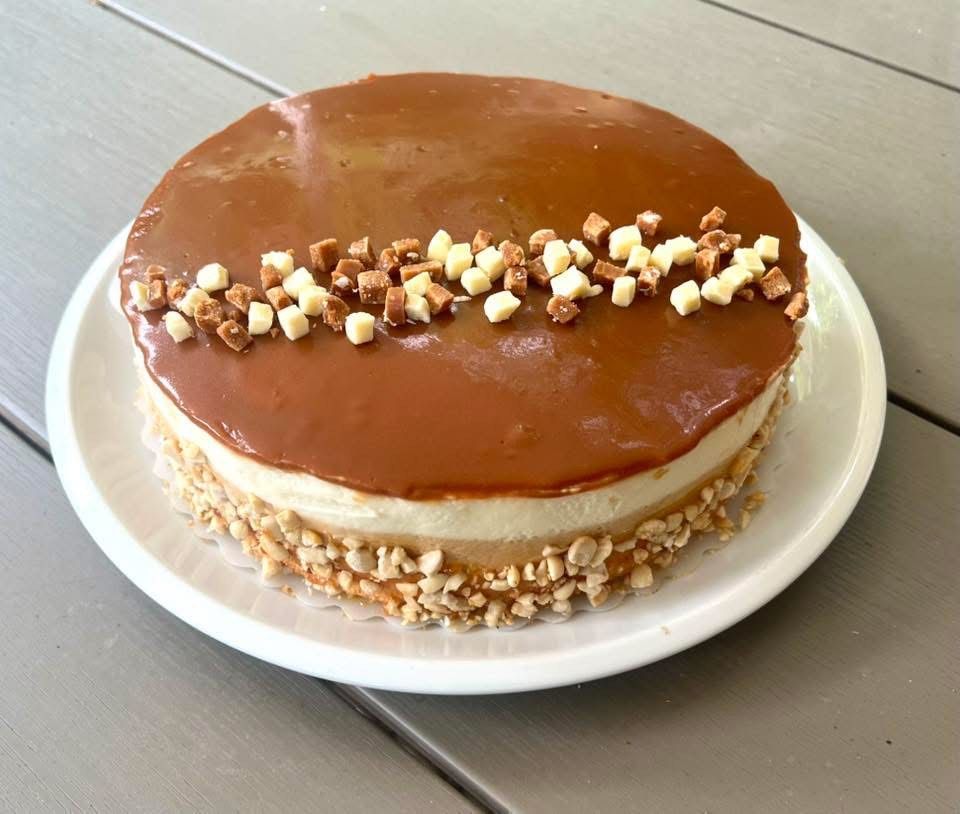 Fehér csokis sós karamell torta