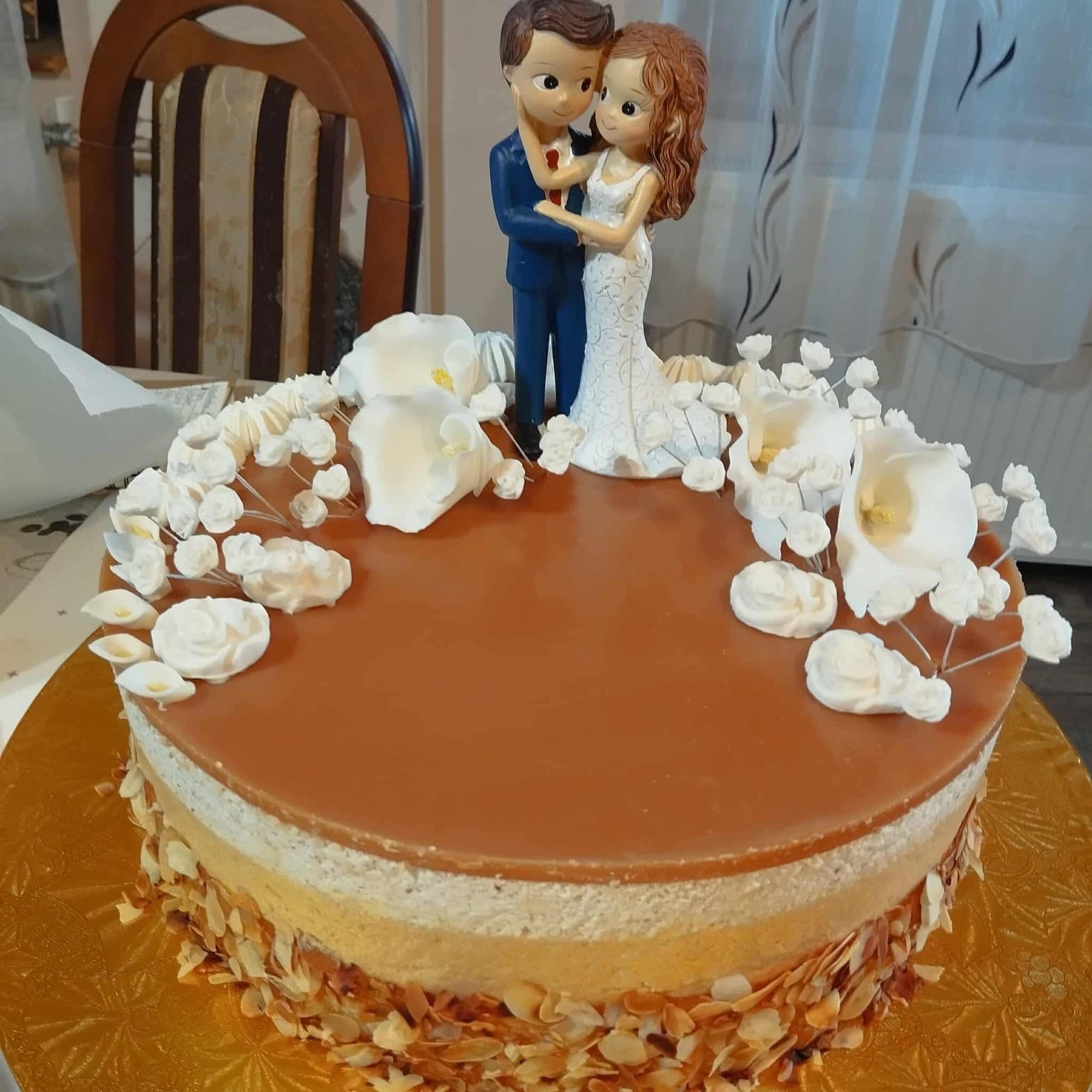 Almás-körtés sós karamellel torta , mandulával