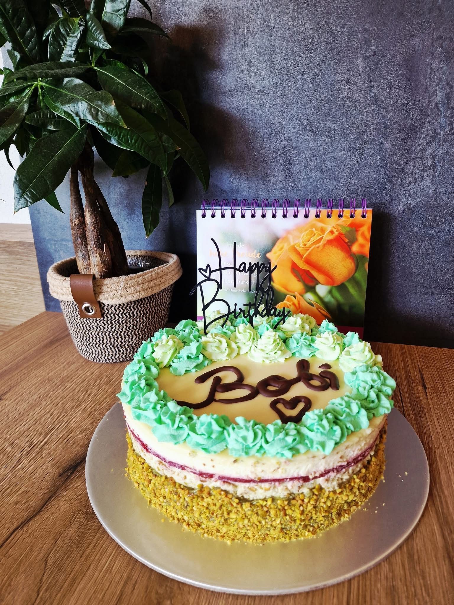 Fehércsokis pisztáciás torta málnával (Alattyán tortája 2021.)