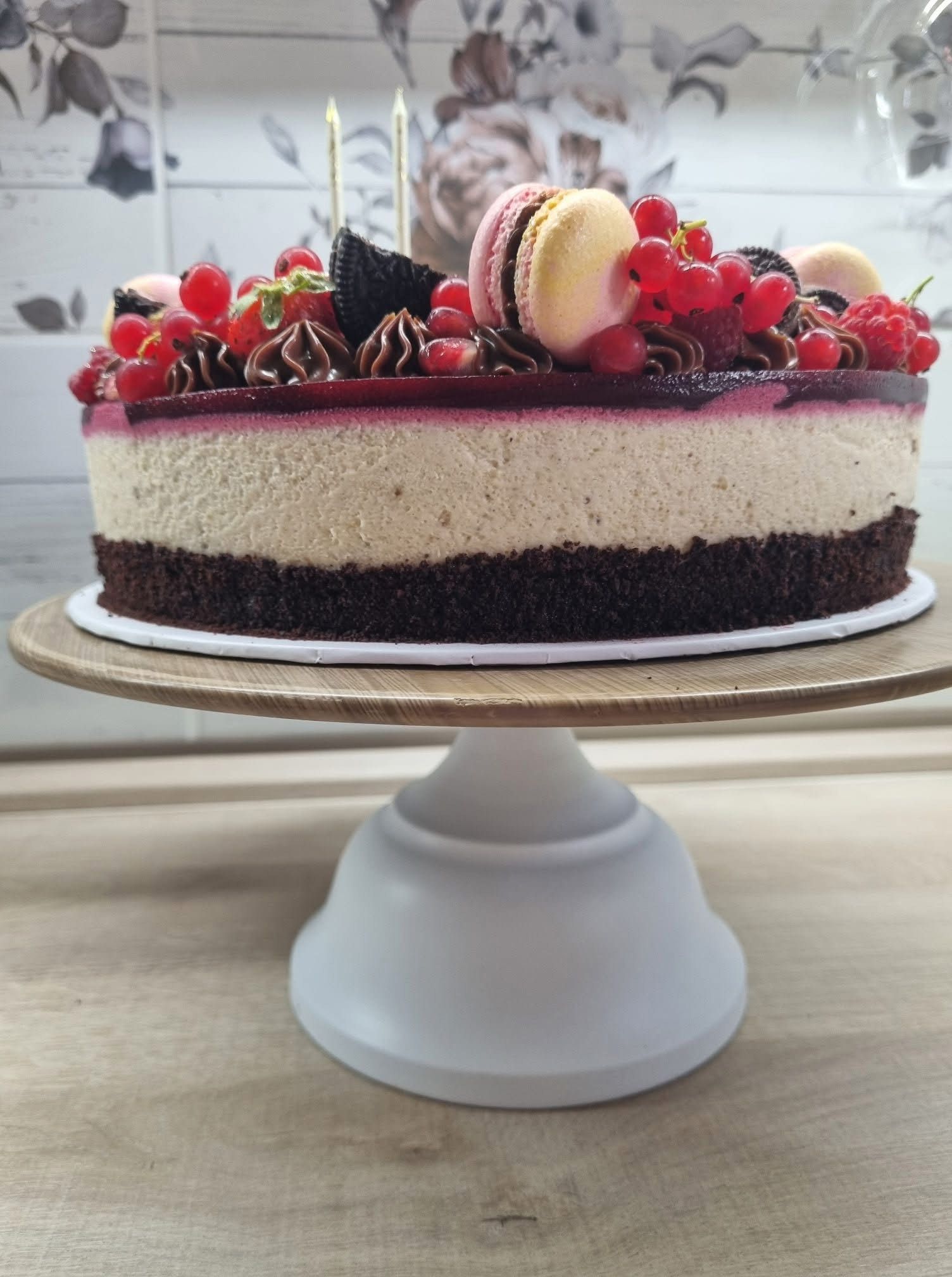 "O" kekszes gesztenye torta piros gyümölccsel