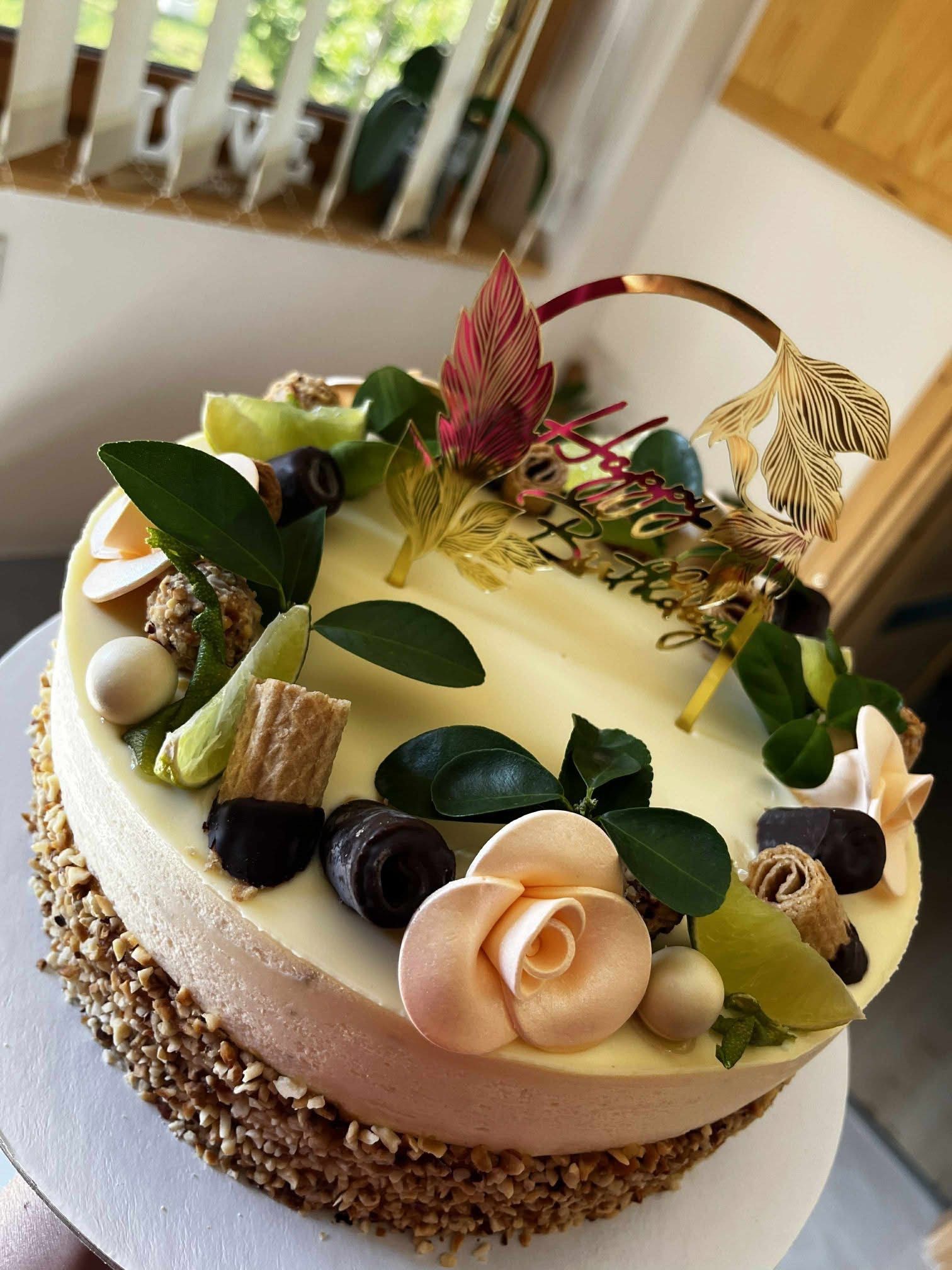 Lime-os joghurtos fehércsokis torta törökmogyoróval