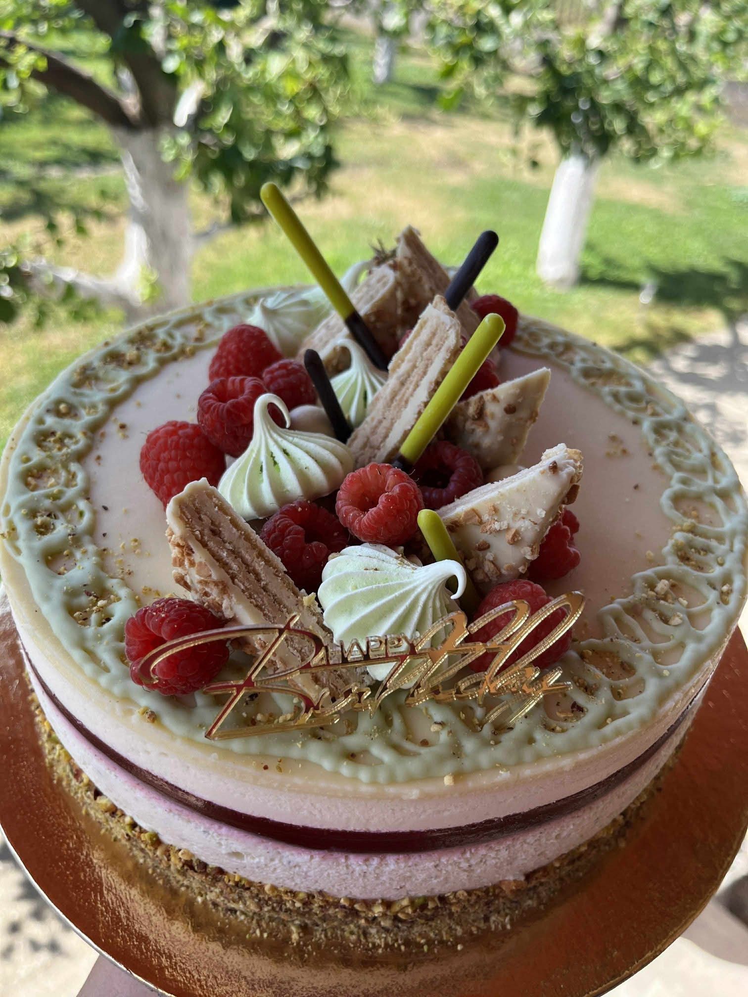 Fehércsokis pisztáciás torta málnával (Alattyán tortája 2021.)