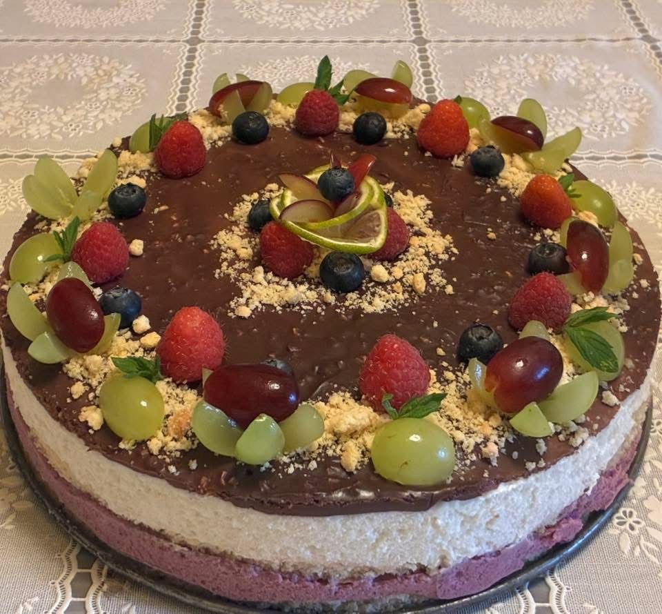 Grízes-túrós torta erdei gyümölccsel