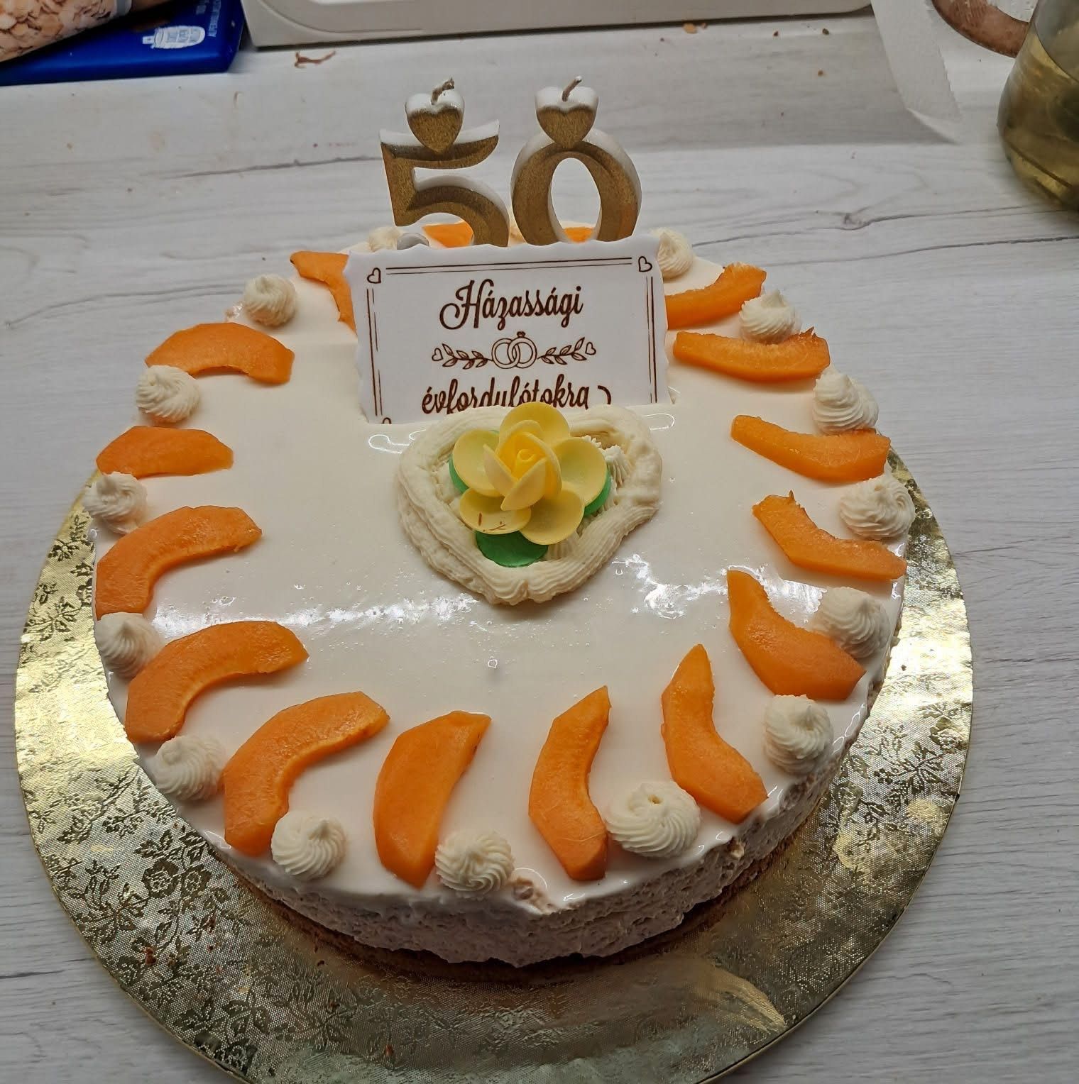 Sós mandulás - sárgabarackos torta fehércsokival