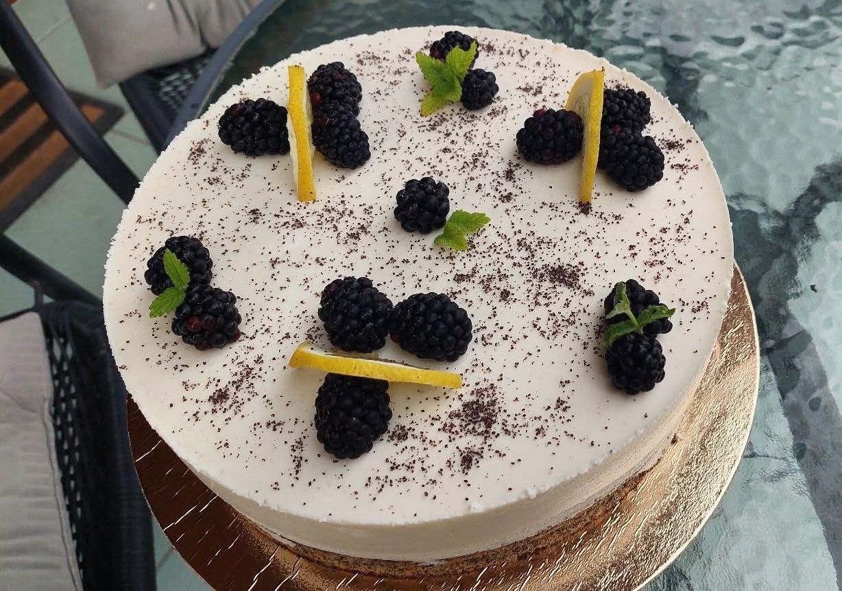 Kefíres Earl Grey torta áfonyával és mákkal