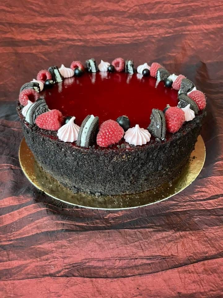 Oreo kekszes gesztenye torta piros gyümölccsel