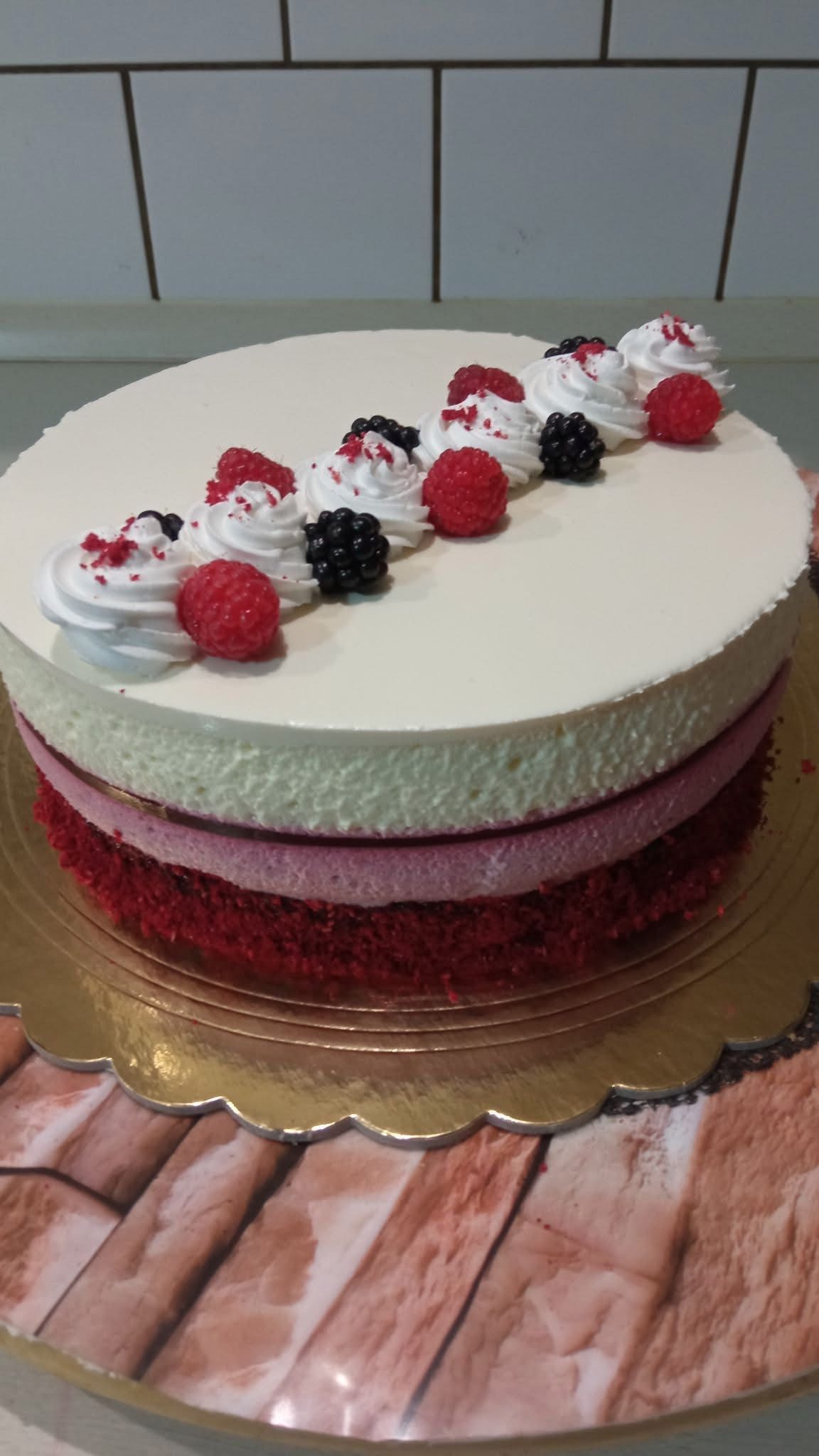 Erdei gyümölcsös joghurt mousse torta