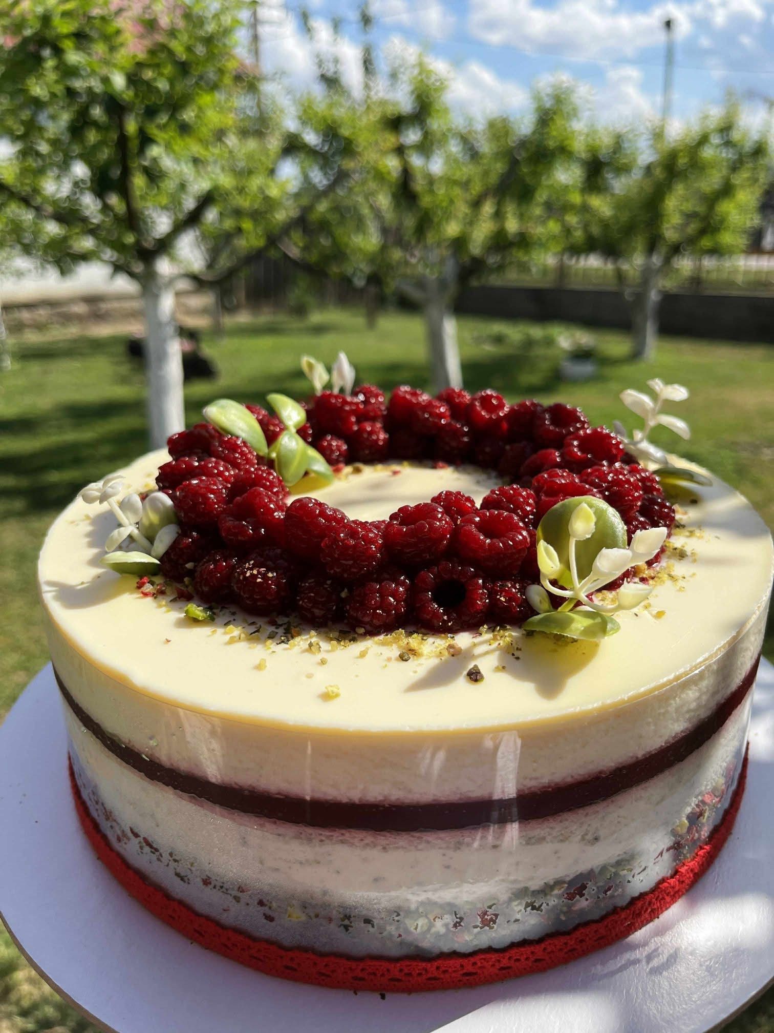 Fehércsokis pisztáciás torta málnával (Alattyán tortája 2021.)