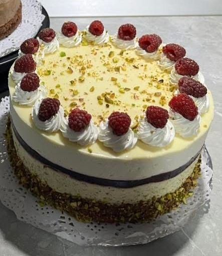 Fehércsokis pisztáciás torta málnával (Alattyán tortája 2021.)