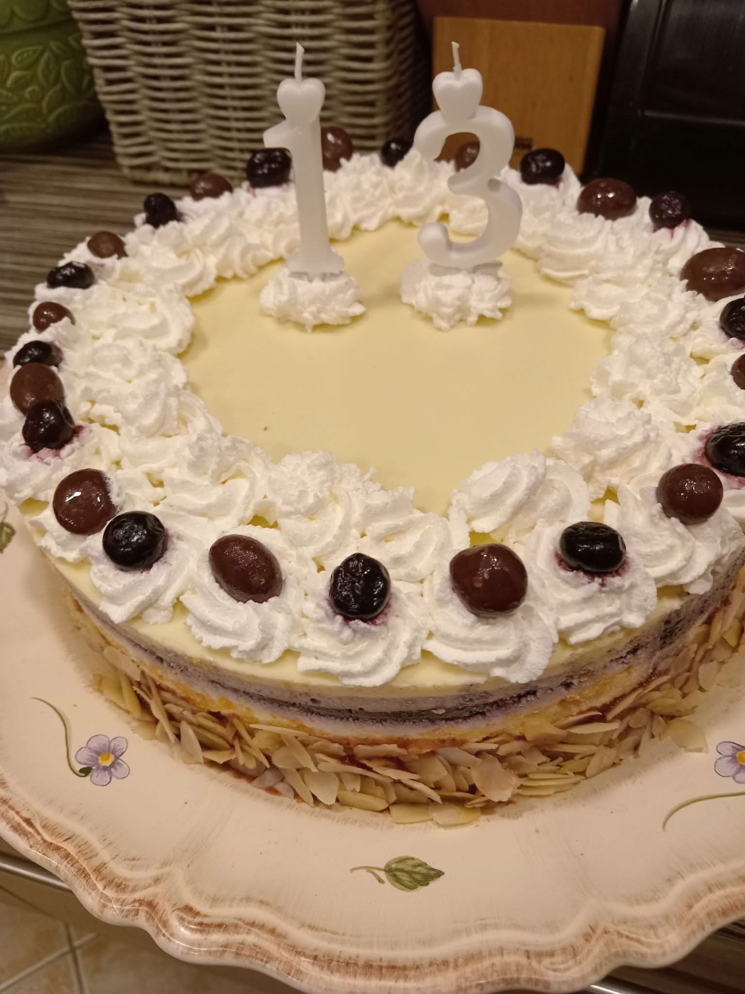 Szeder torta túrós mascarpone krémmel, és mandulával
