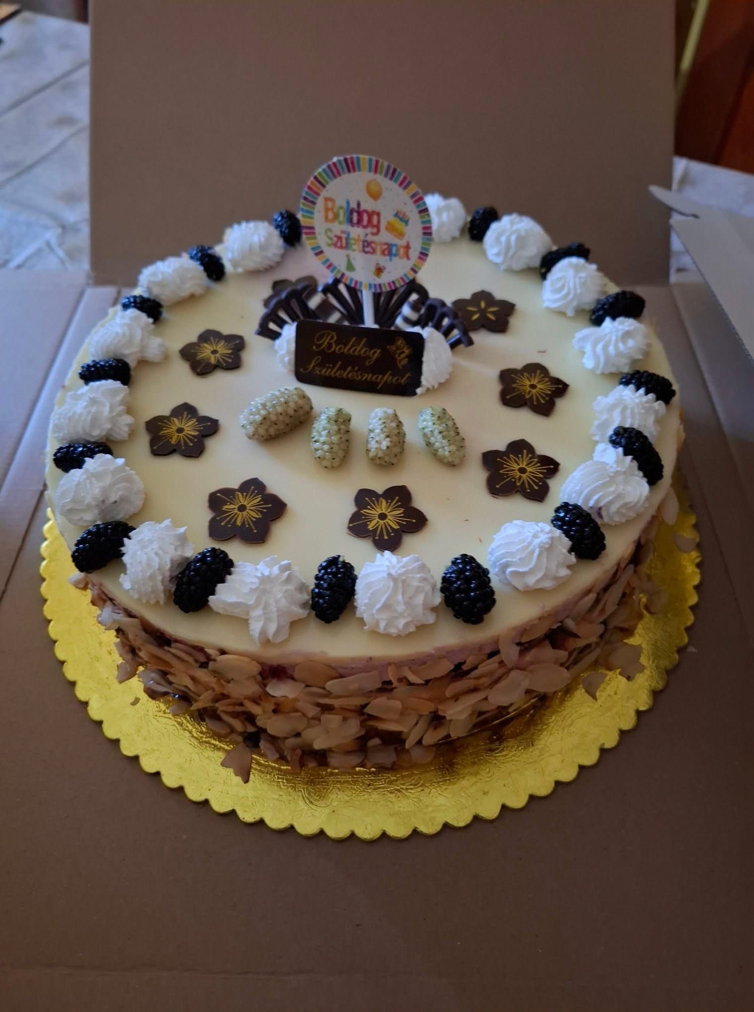 Szeder torta túrós mascarpone krémmel, és mandulával