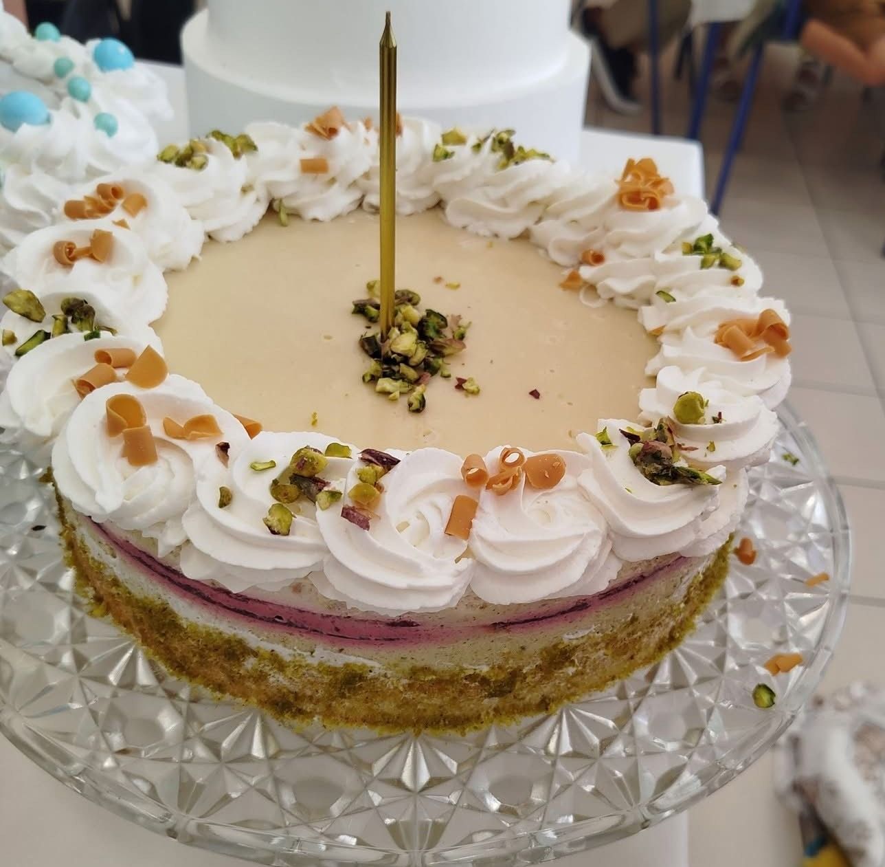 Fehércsokis pisztáciás torta málnával (Alattyán tortája 2021.)