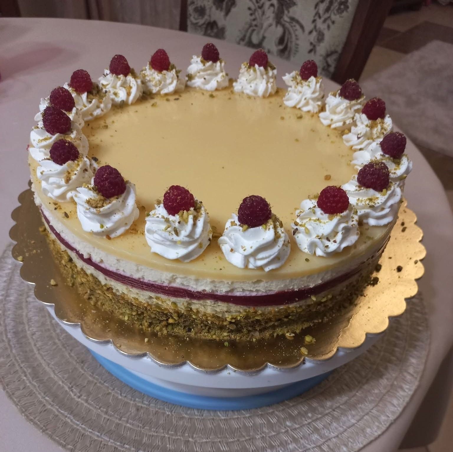 Fehércsokis pisztáciás torta málnával (Alattyán tortája 2021.)