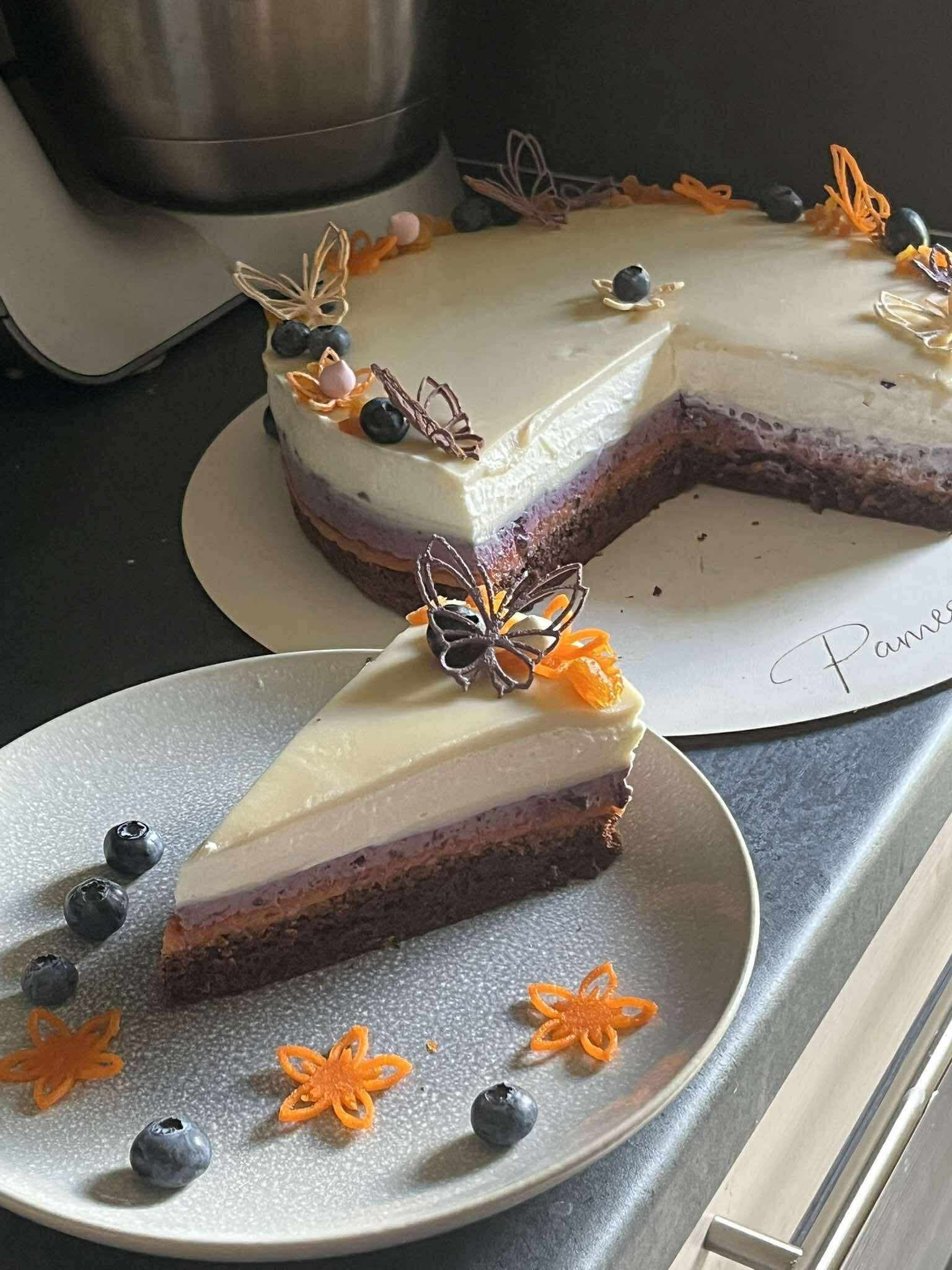 Áfonyás barackos levendula torta fehér csokoládéval