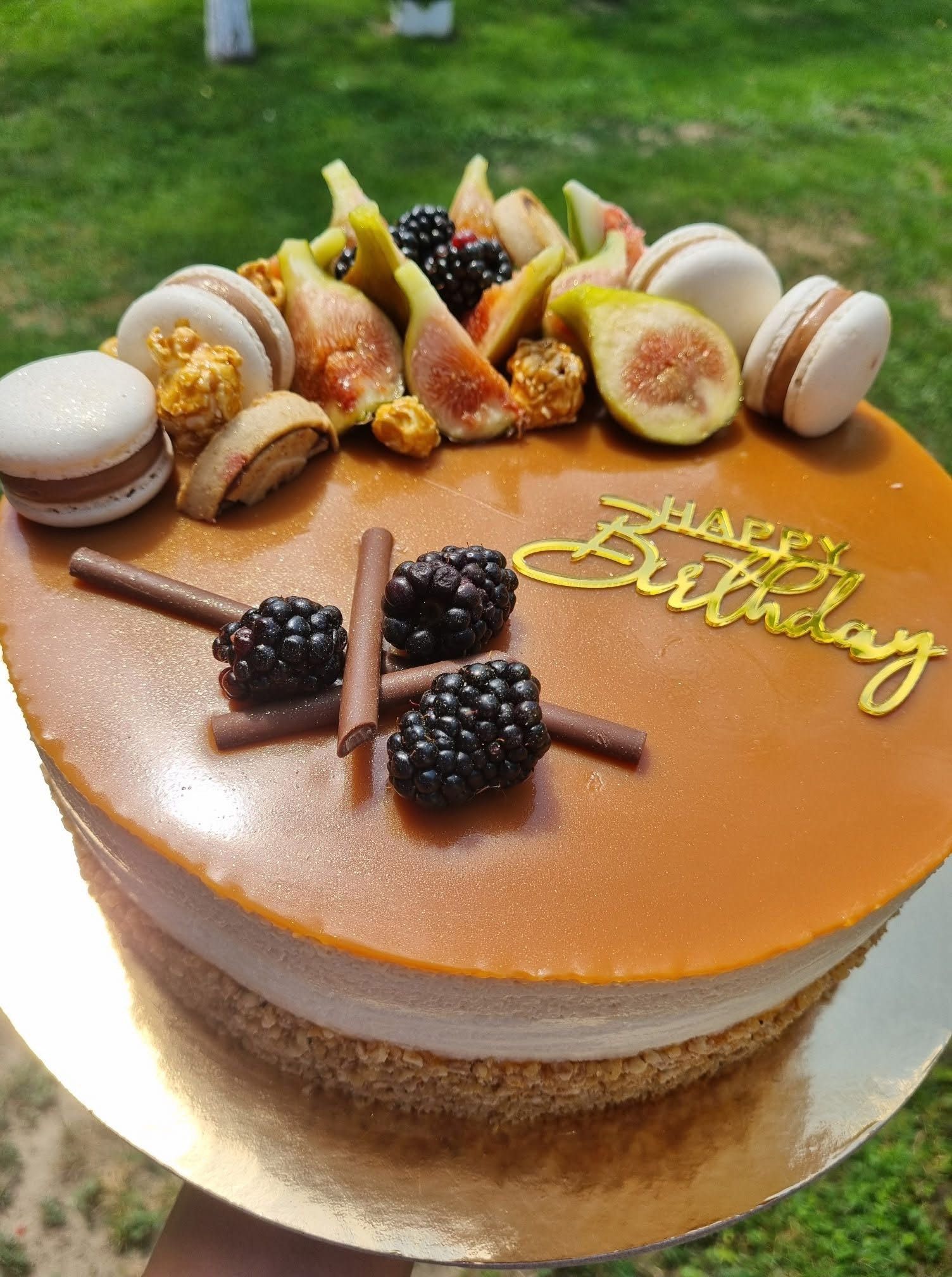 Fehér csokis sós karamell torta