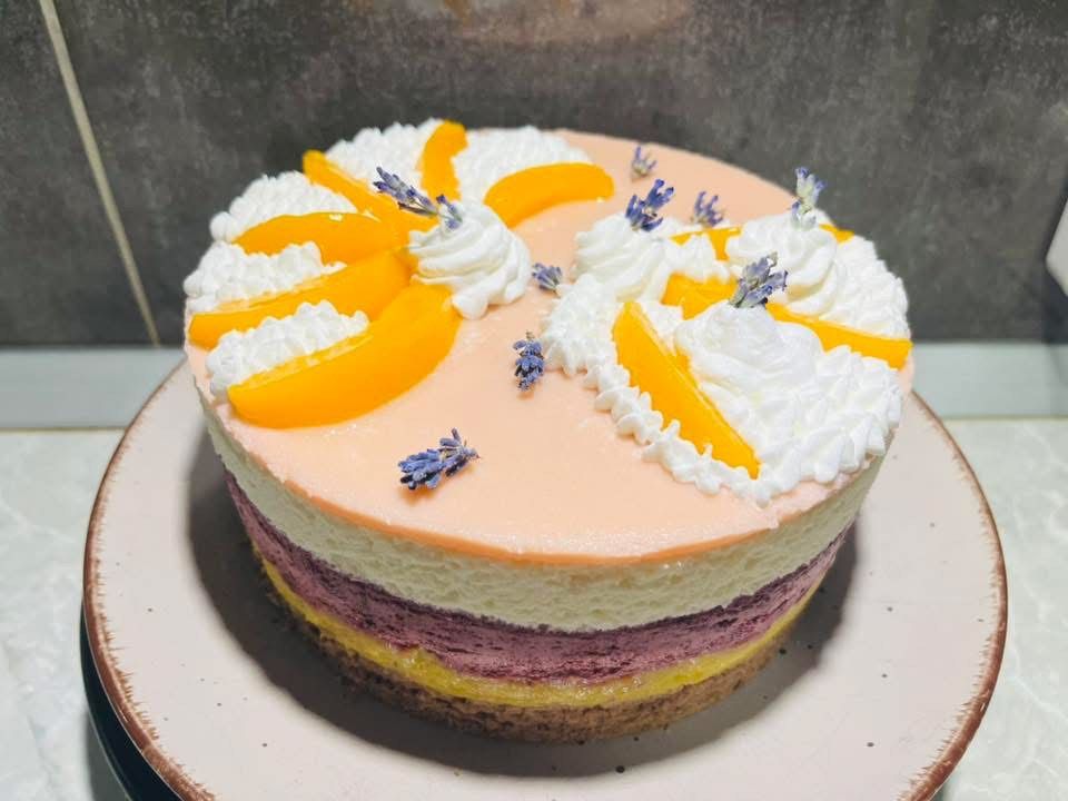 Áfonyás barackos levendula torta fehér csokoládéval