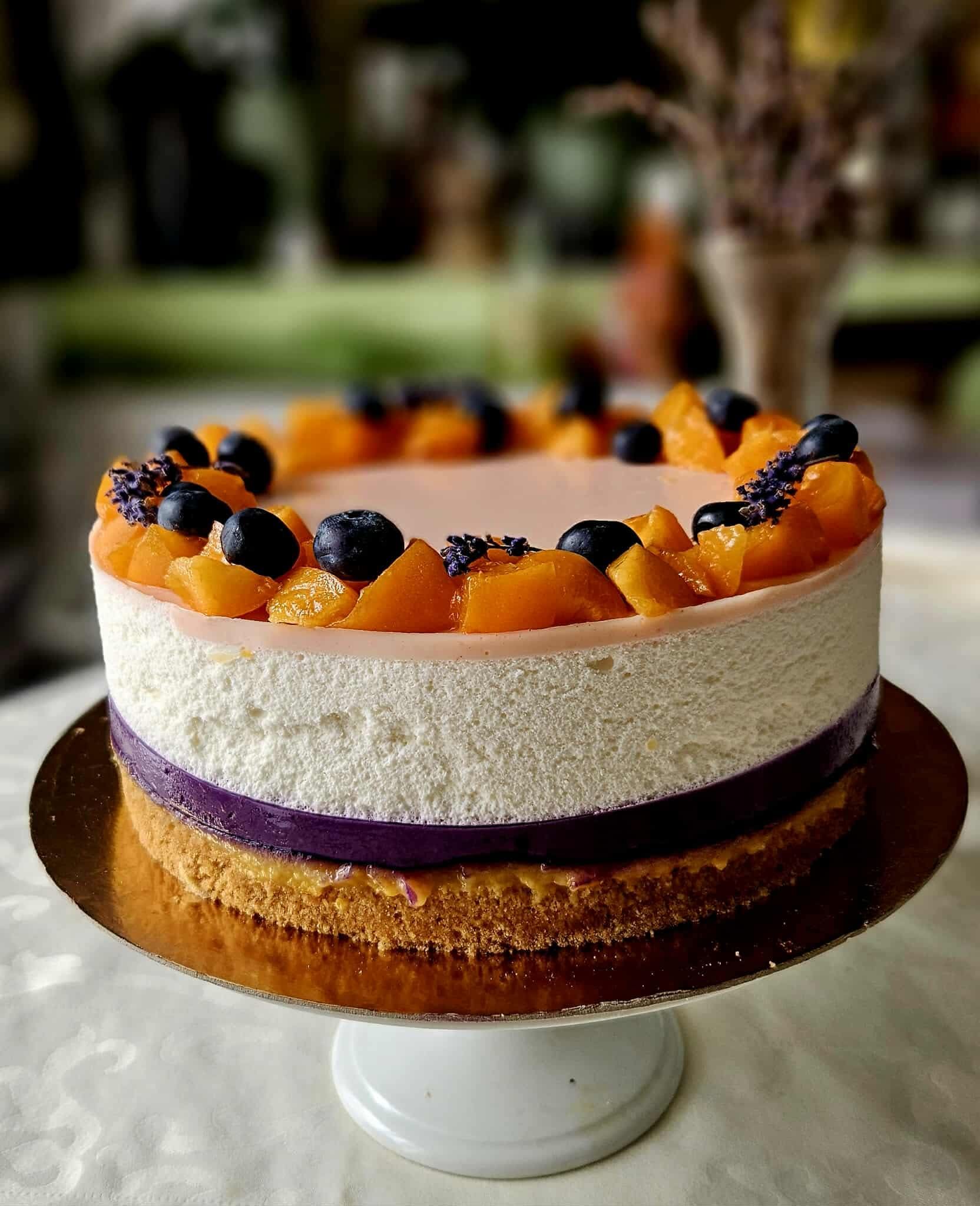 Áfonyás barackos levendula torta fehér csokoládéval