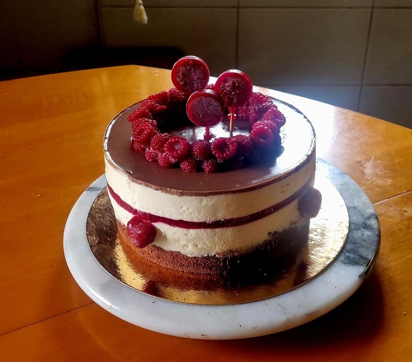 Fehércsokis túrókrém torta málnával