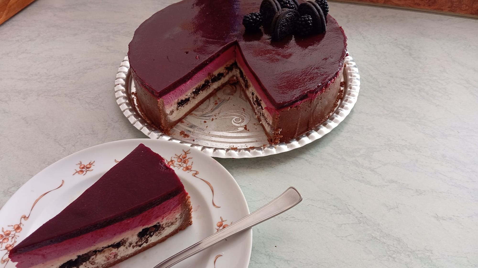 Karamellás "O keksz" torta fekete szederrel, áfonyával (sütés nélkül!)