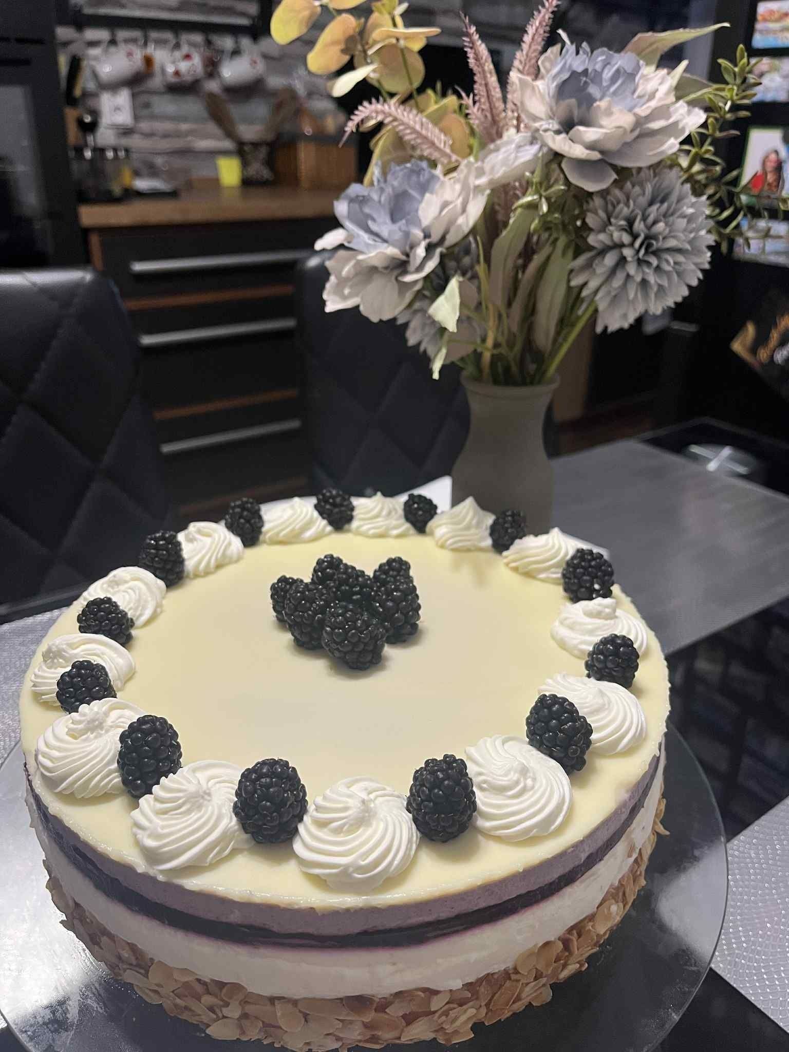 Szeder torta túrós mascarpone krémmel, és mandulával