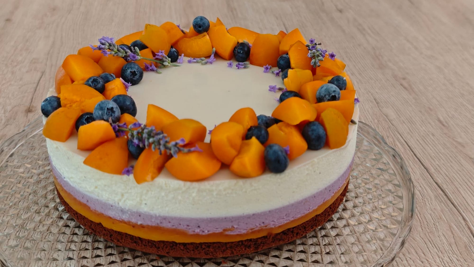 Áfonyás barackos levendula torta fehér csokoládéval