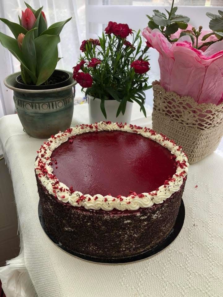 "O" kekszes gesztenye torta piros gyümölccsel
