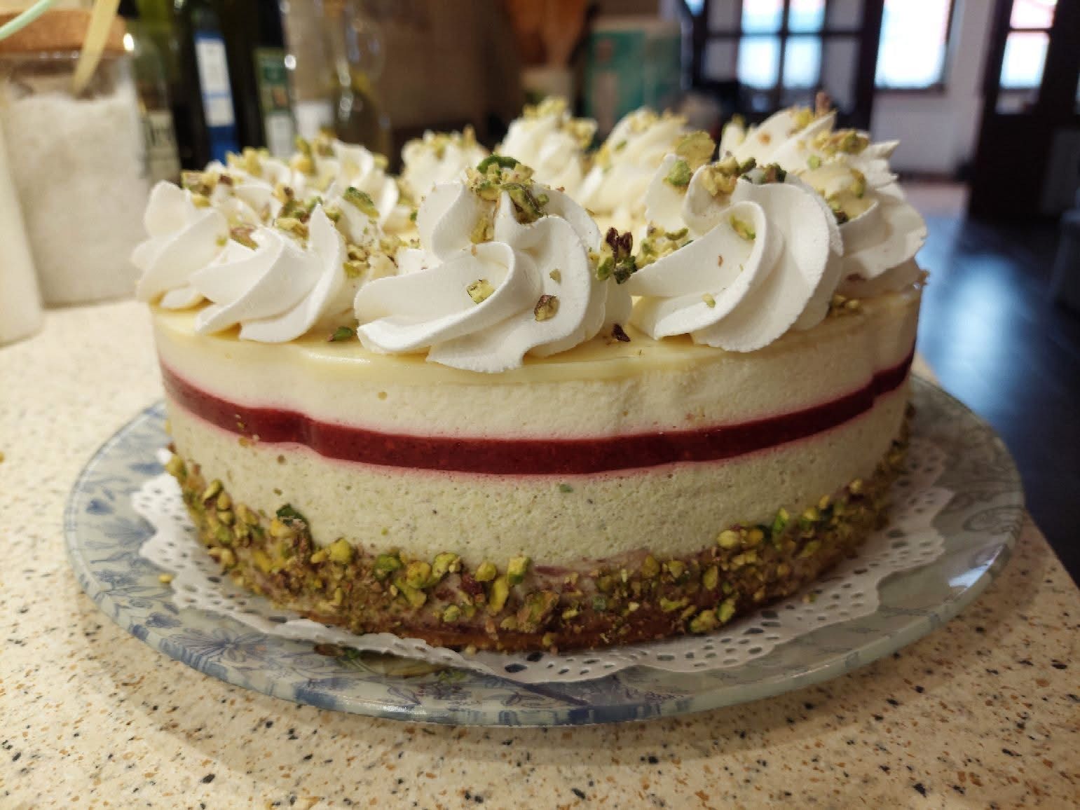 Fehércsokis pisztáciás torta málnával (Alattyán tortája 2021.)