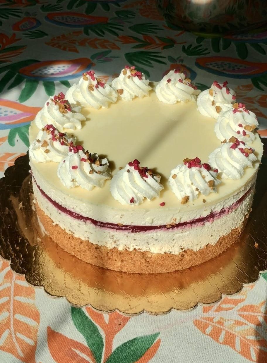 Fehércsokis pisztáciás torta málnával (Alattyán tortája 2021.)