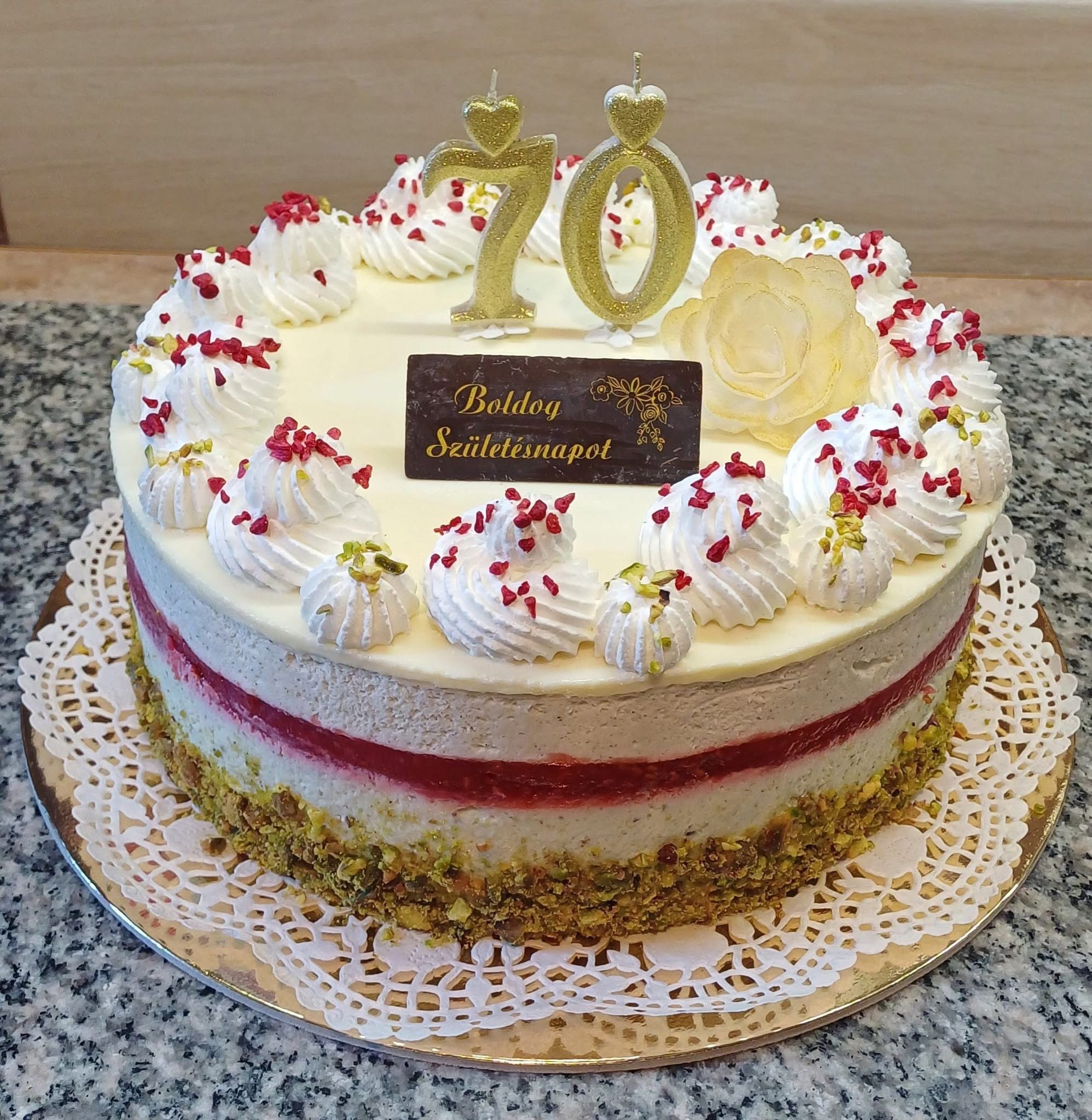 Fehércsokis pisztáciás torta málnával (Alattyán tortája 2021.)