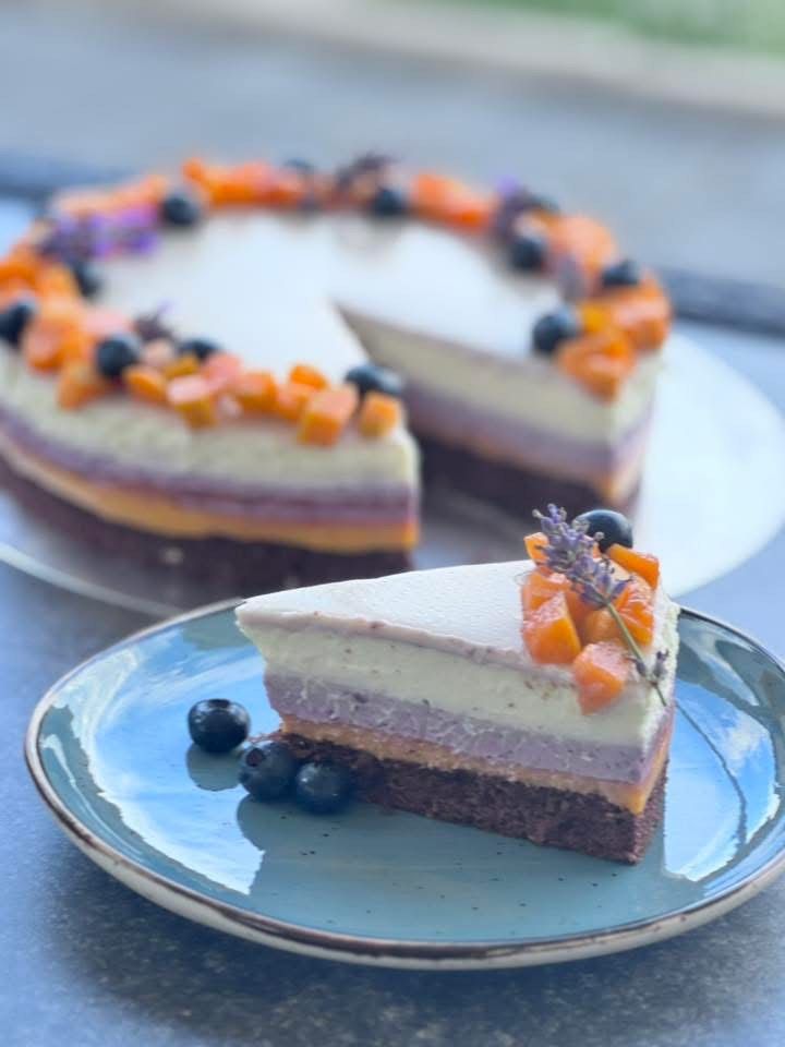 Áfonyás barackos levendula torta fehér csokoládéval