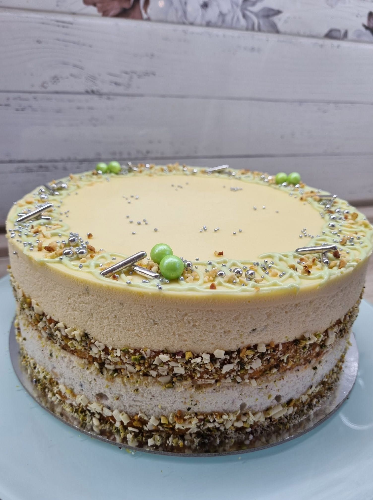 Lime-os joghurtos fehércsokis torta törökmogyoróval