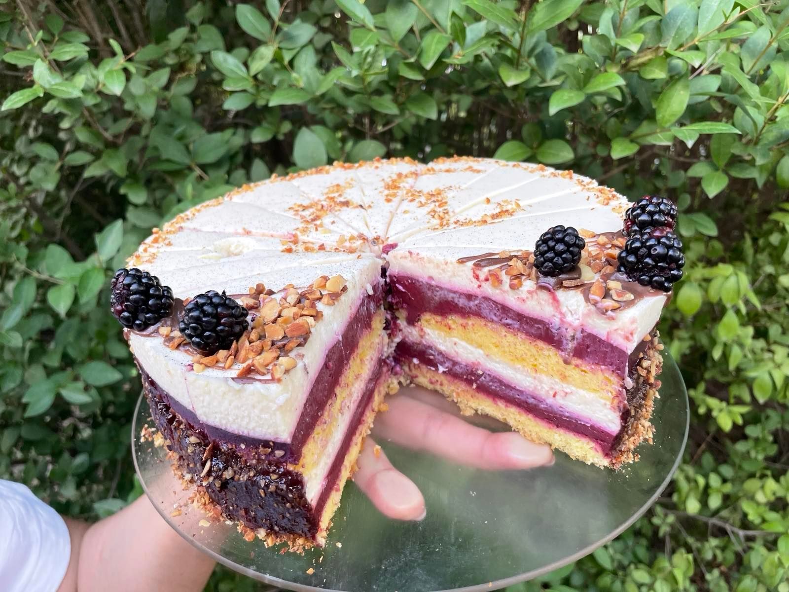 Fehércsokis marcipánkrémes szeder torta mandulával