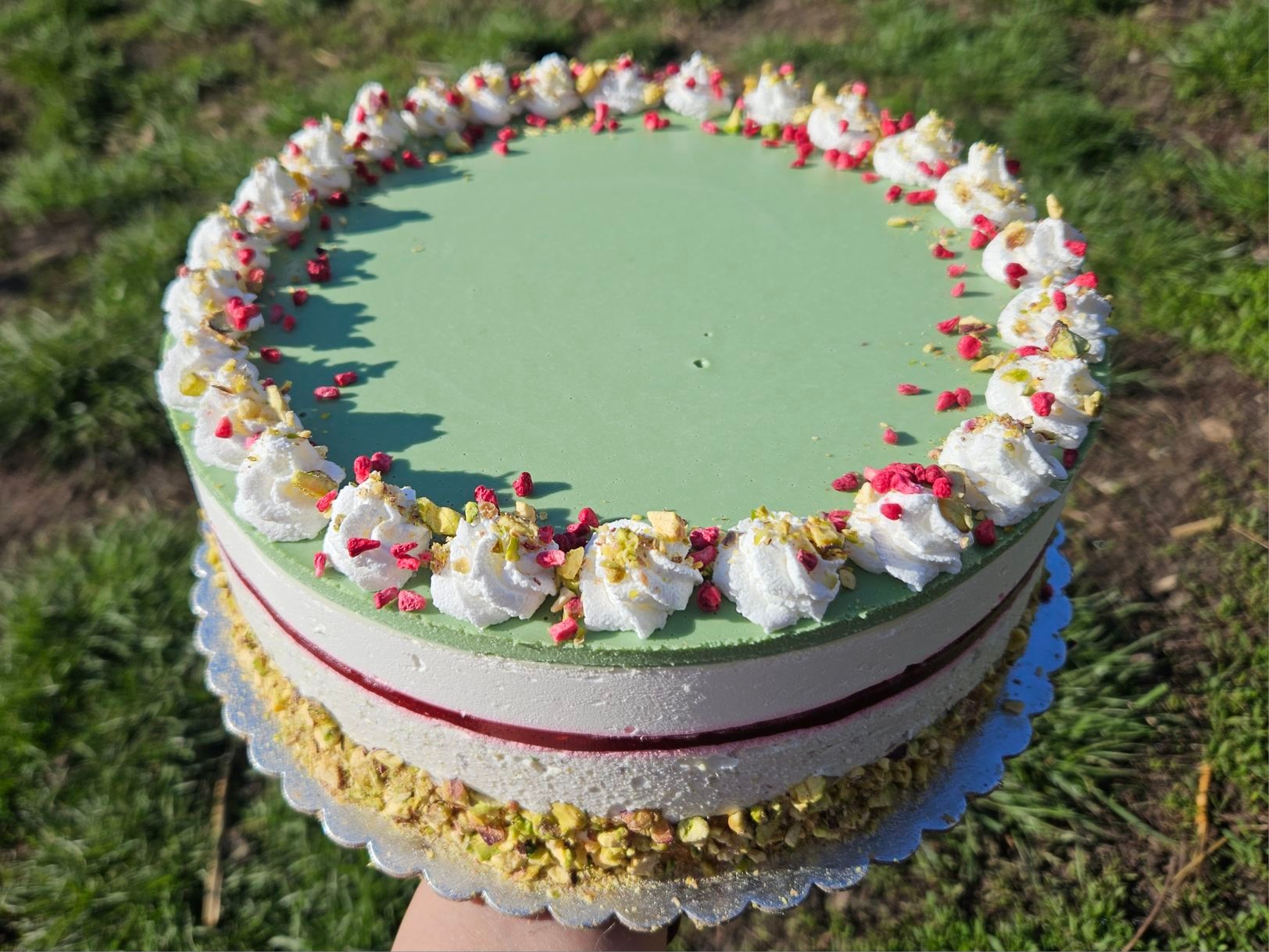 Fehércsokis pisztáciás torta málnával (Alattyán tortája 2021.)