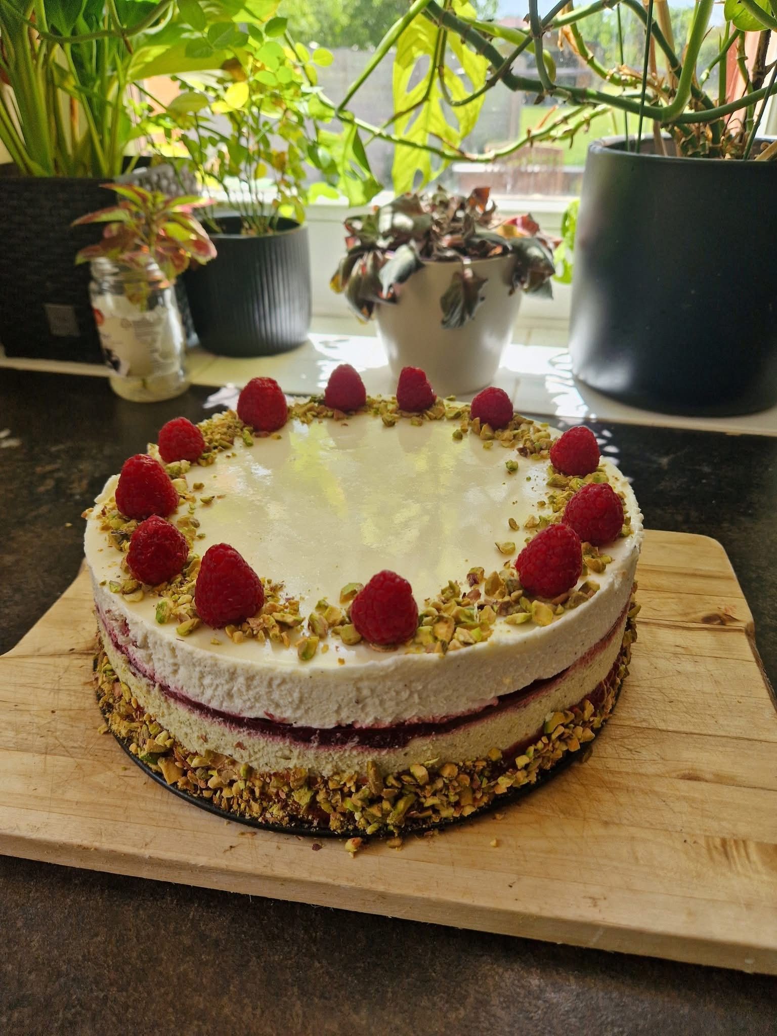 Fehércsokis pisztáciás torta málnával (Alattyán tortája 2021.)