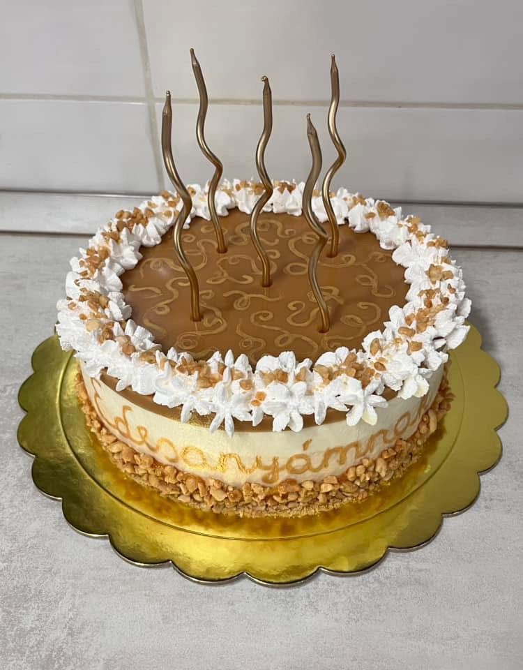 Fehér csokis sós karamell torta