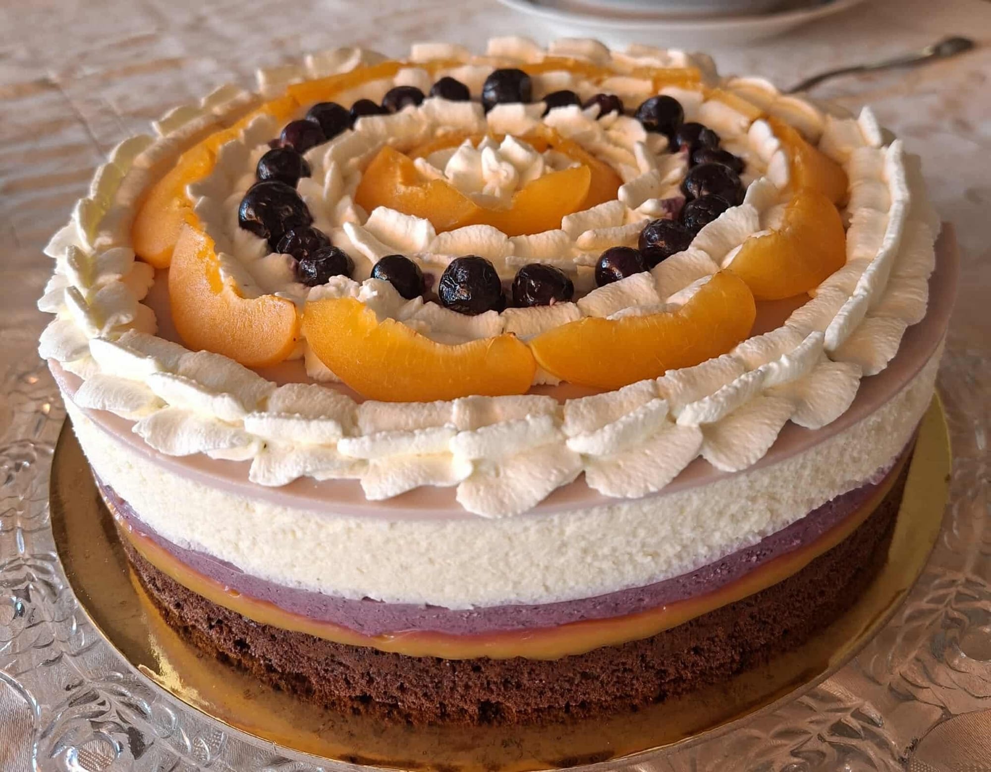 Áfonyás barackos levendula torta fehér csokoládéval