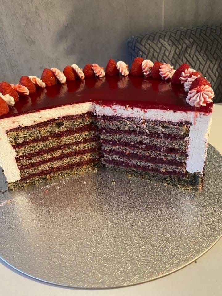 Málnás máktorta csillagánizsos vanília mousse-al
