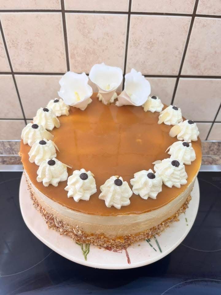 Fehér csokis sós karamell torta