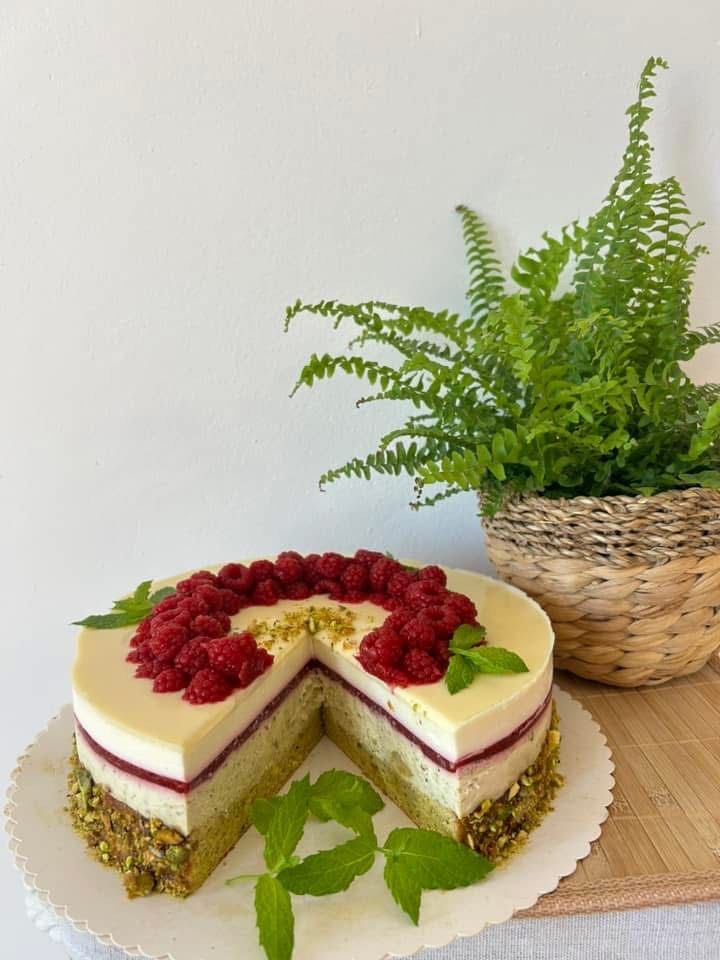 Fehércsokis pisztáciás torta málnával (Alattyán tortája 2021.)