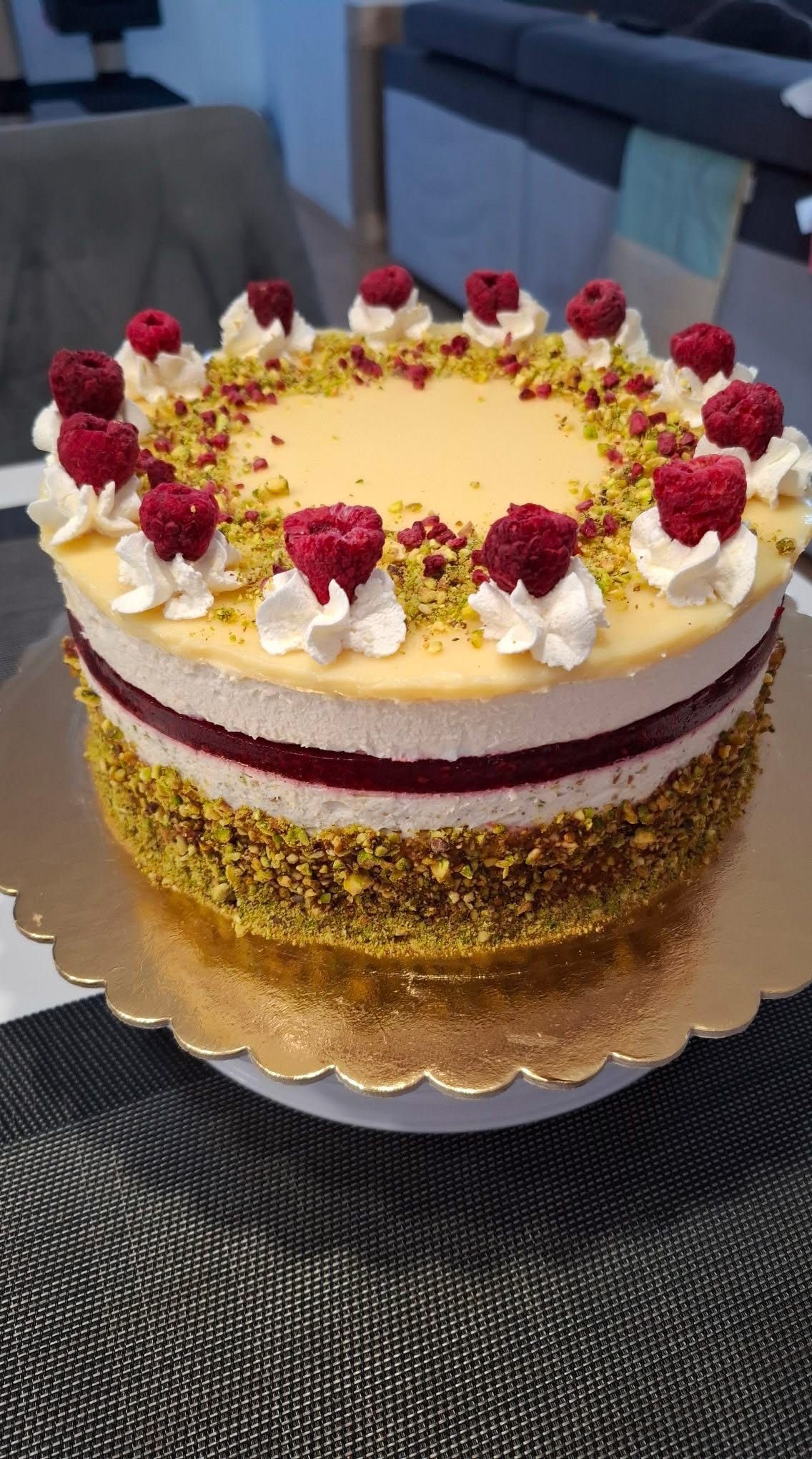 Fehércsokis pisztáciás torta málnával (Alattyán tortája 2021.)