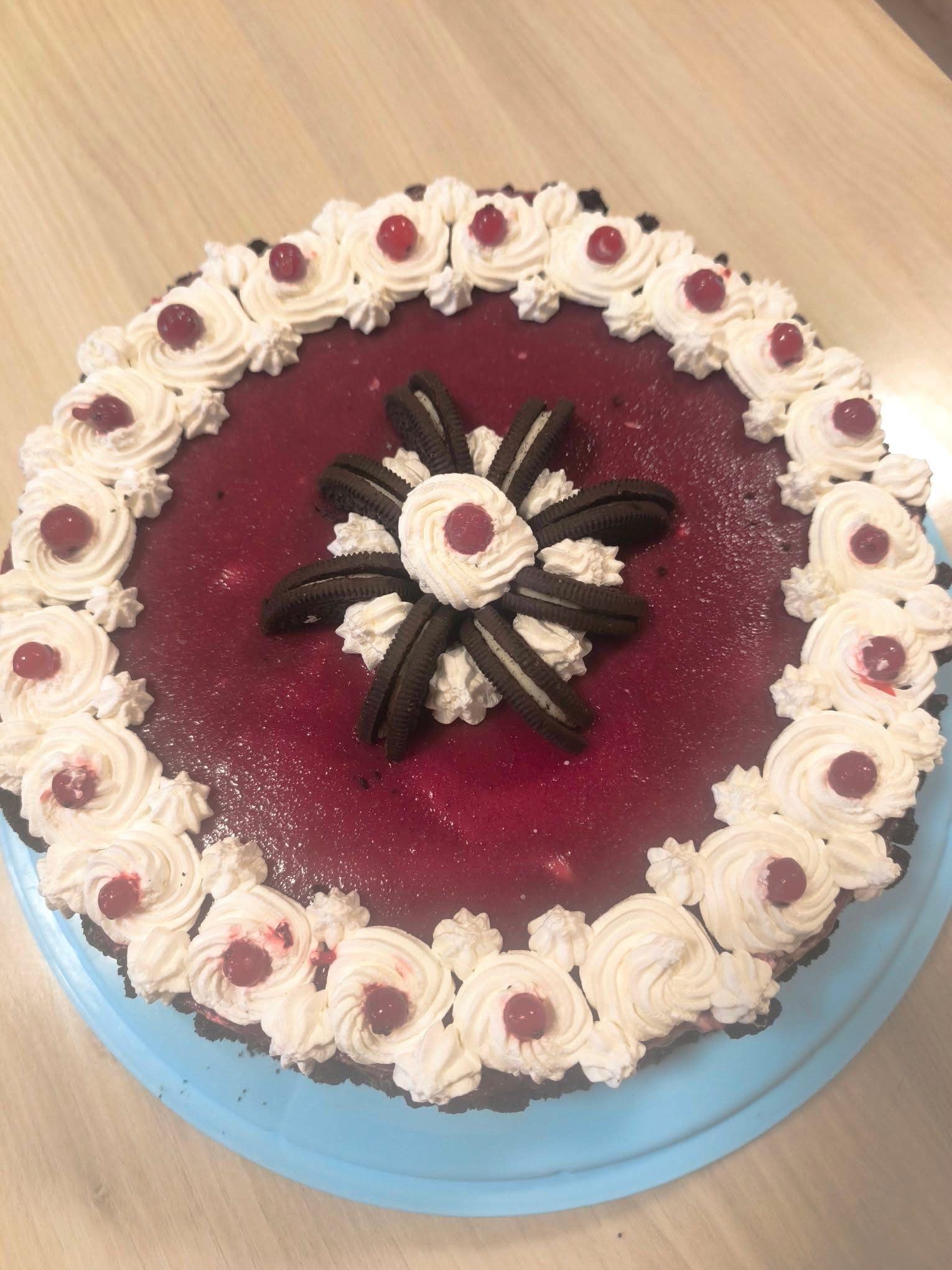 Oreo kekszes gesztenye torta piros gyümölccsel