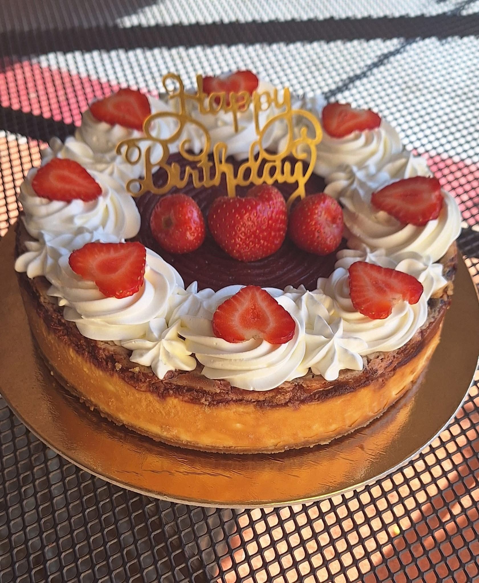 Kívül belül epres sült sajttorta